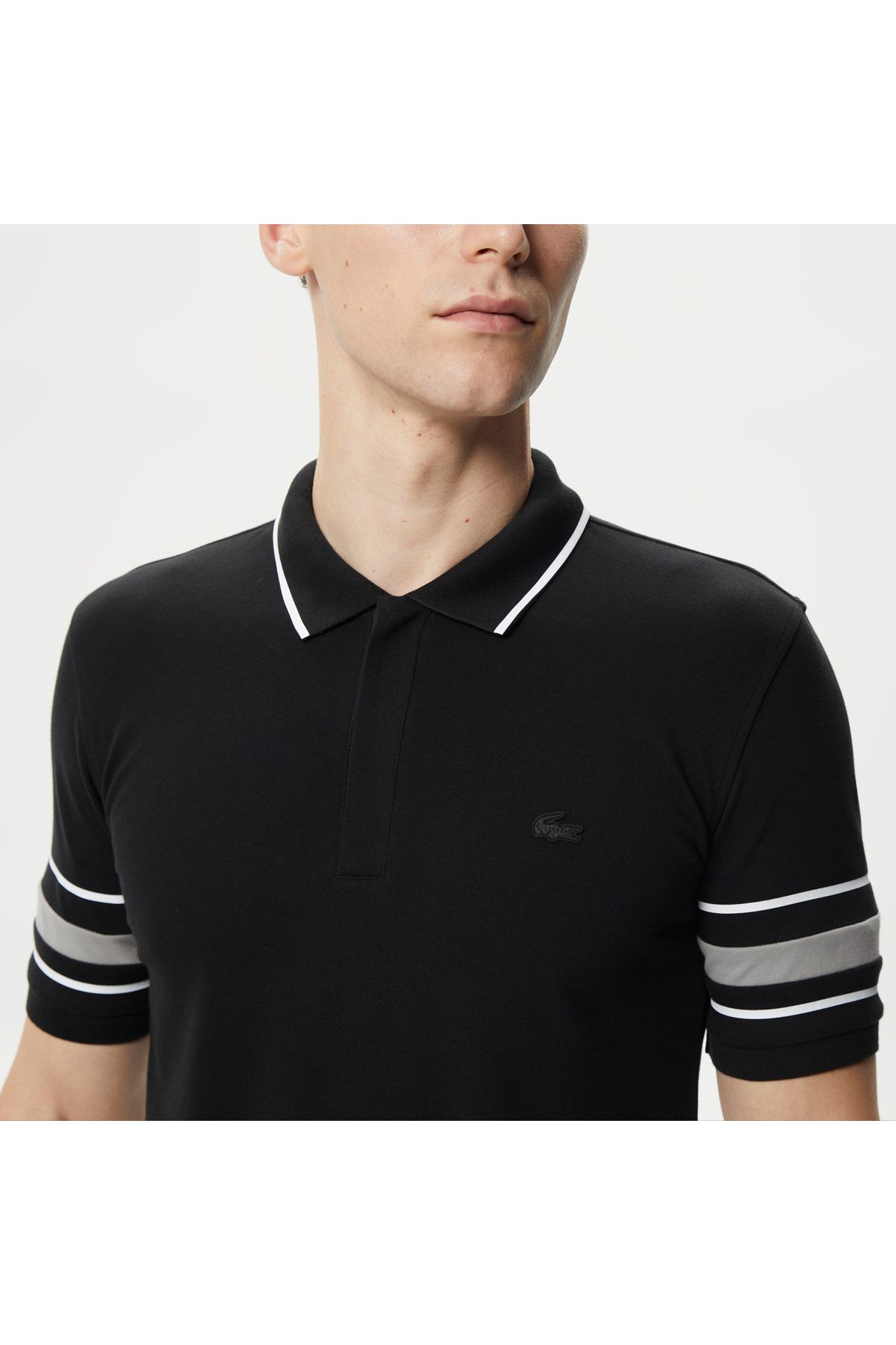 تی شرت یقه پولو زرد مردانه فعال باریک و سیاه چاپی چوگان Lacoste
