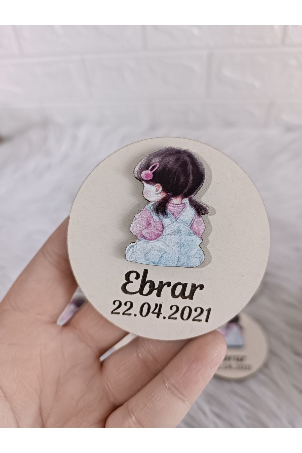 Doğrukan Hediyelik 10 adet arkası dönük oturan kız bebek figürlü ahşap taban magnet yenidoğan doğum günü hediyelikleri