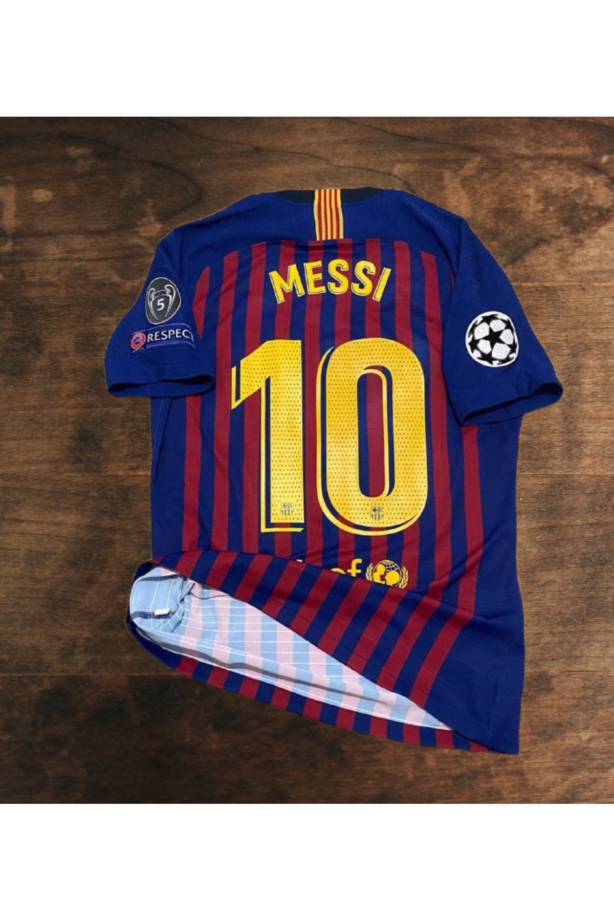 kombinezyum Retro 2018/19 Lionel Messi Iç Saha Forması (RAKUTEN)