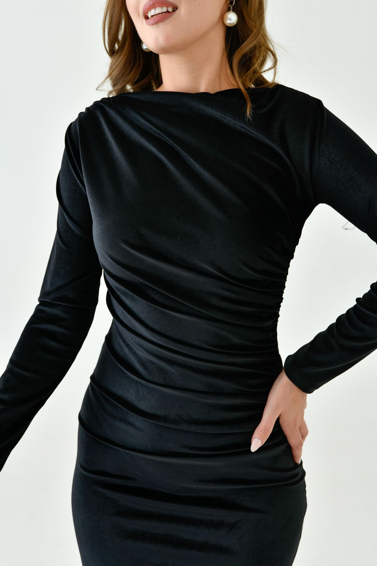 lovebox-Abendkleid in Schwarz mit weitem Kragen, Bleistiftschnitt, Midi-Länge, langen Ärmeln, flexiblem Samtstoff, 3660 2