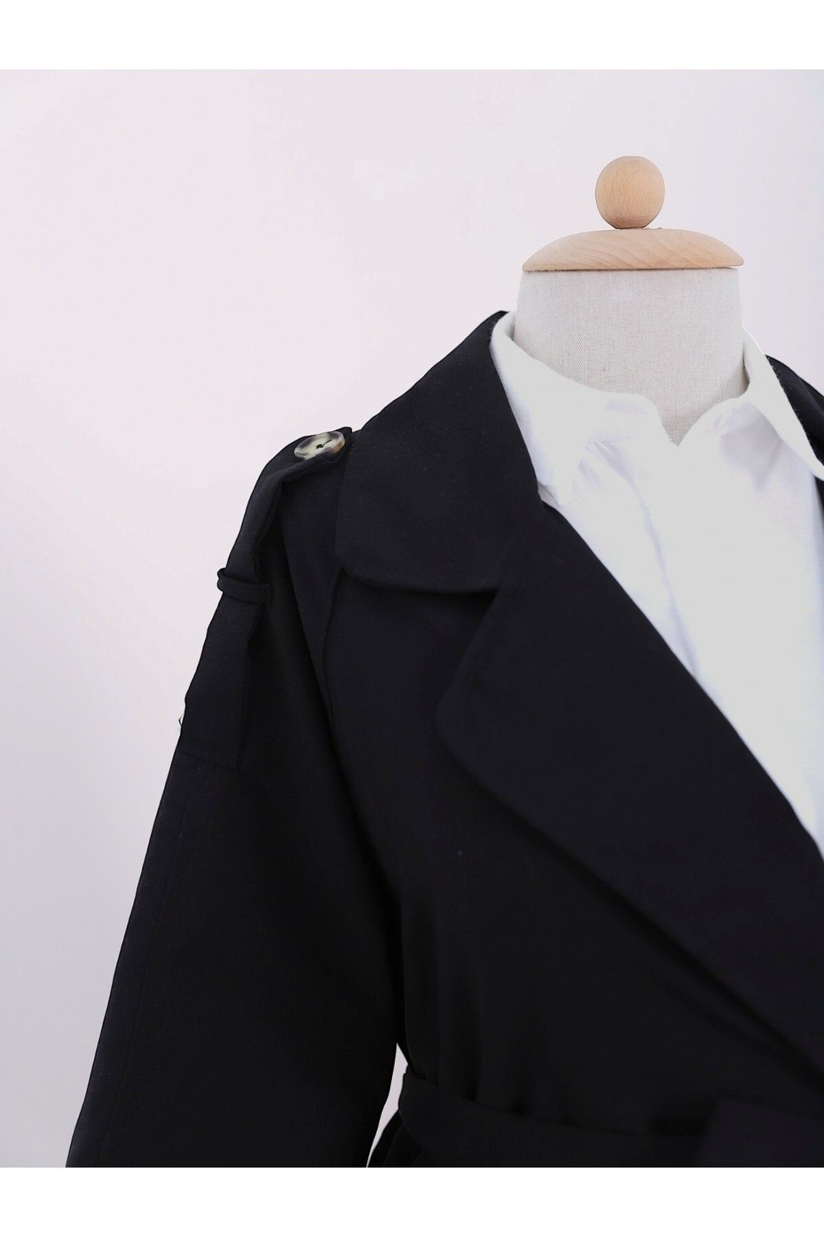 Modamorfo-Black Clamshell Trench Coat with Pockets and Laces 5