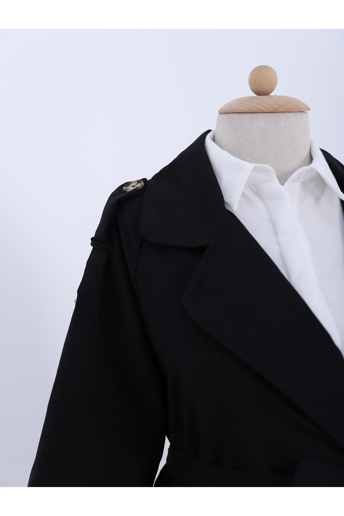 Modamorfo-Black Clamshell Trench Coat with Pockets and Laces 4