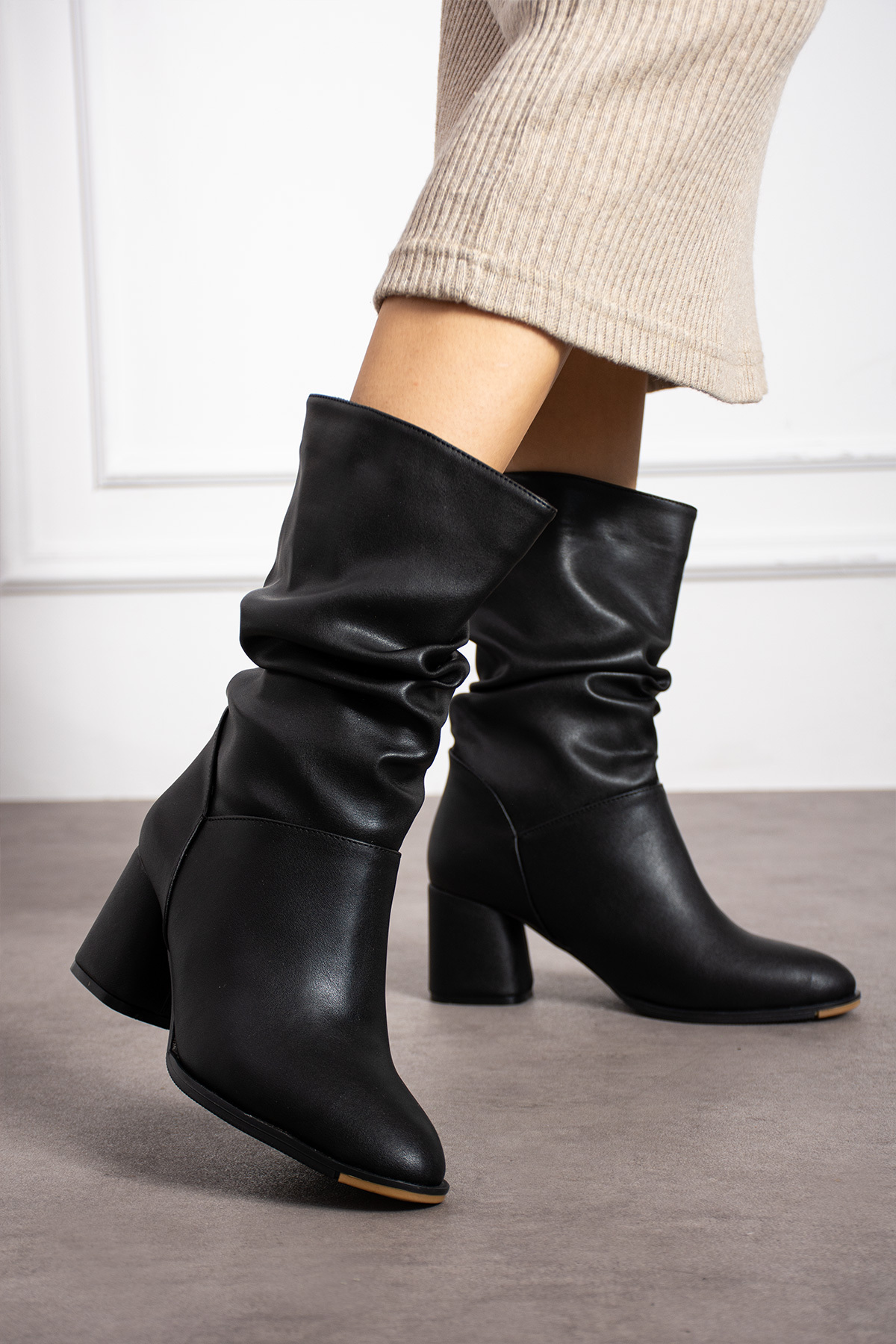 KOTAN Чорні шкіряні зручні елегантні черевики на підборах з деталями у вигляді складок