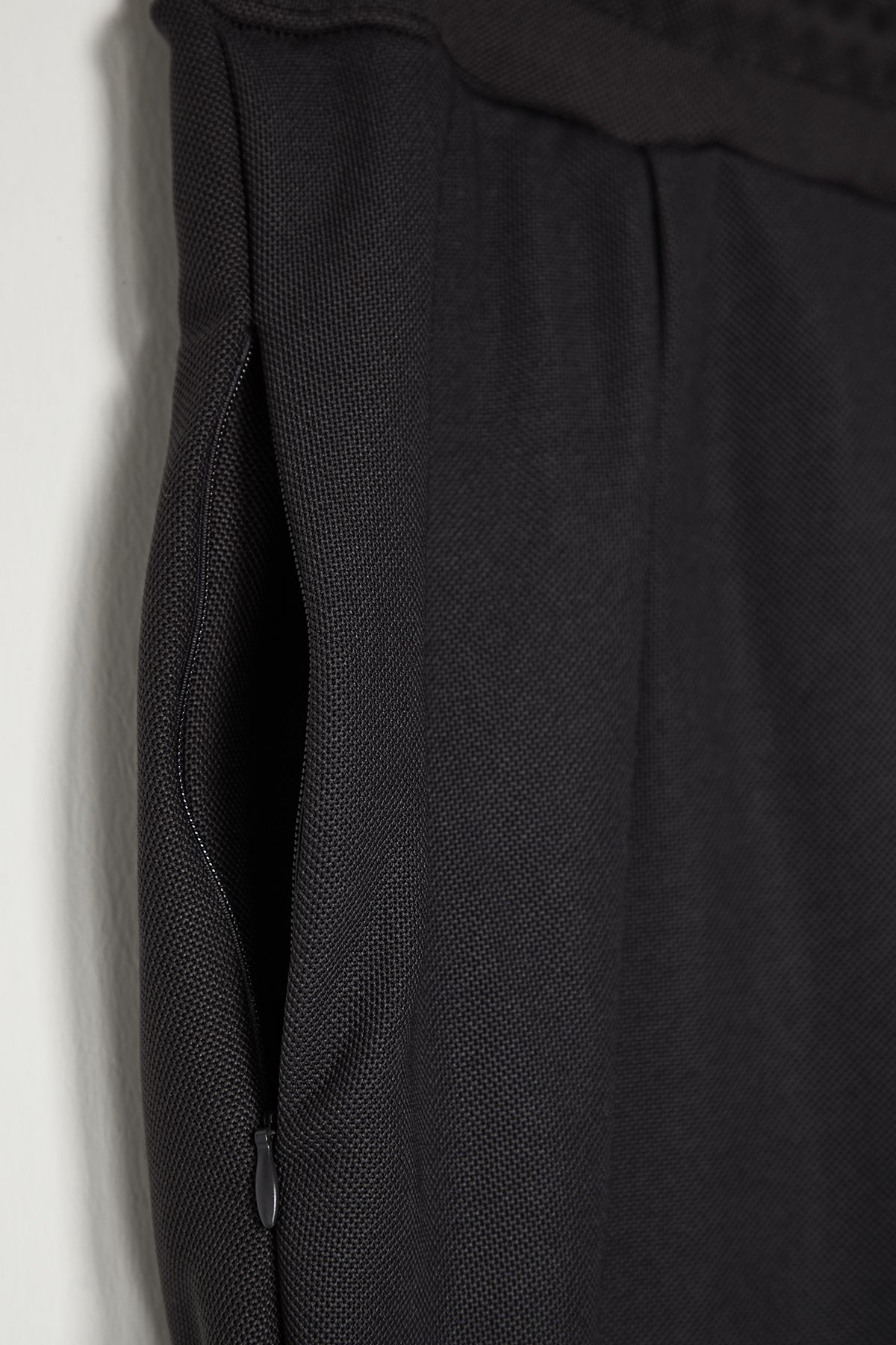 Trendyol Collection-Anthrazitfarbene, schmal geschnittene, elastische, gestrickte Freizeithose mit Bindegürtel TMNAW25PL00023 7