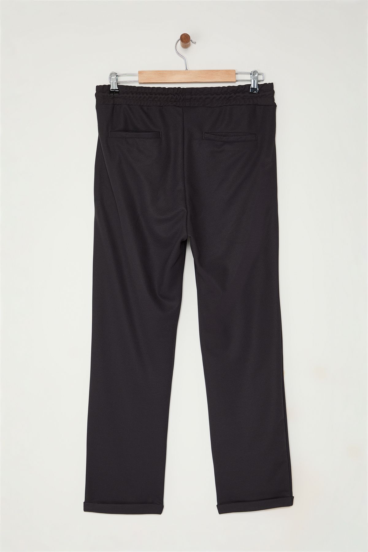 Trendyol Collection-Anthrazitfarbene, schmal geschnittene, elastische, gestrickte Freizeithose mit Bindegürtel TMNAW25PL00023 8