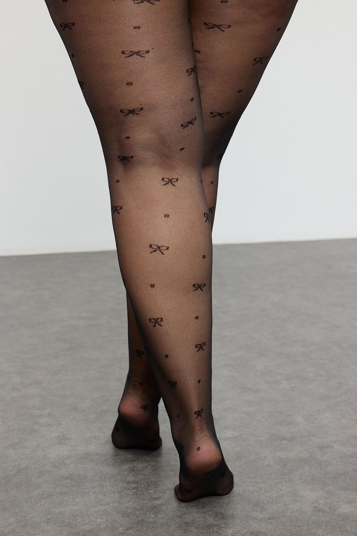 Trendyol Curve-Schwarze Strumpfhose mit Schleifenmuster in Übergröße – 15 Den, 2er-Pack TBBAW25KC00003 2