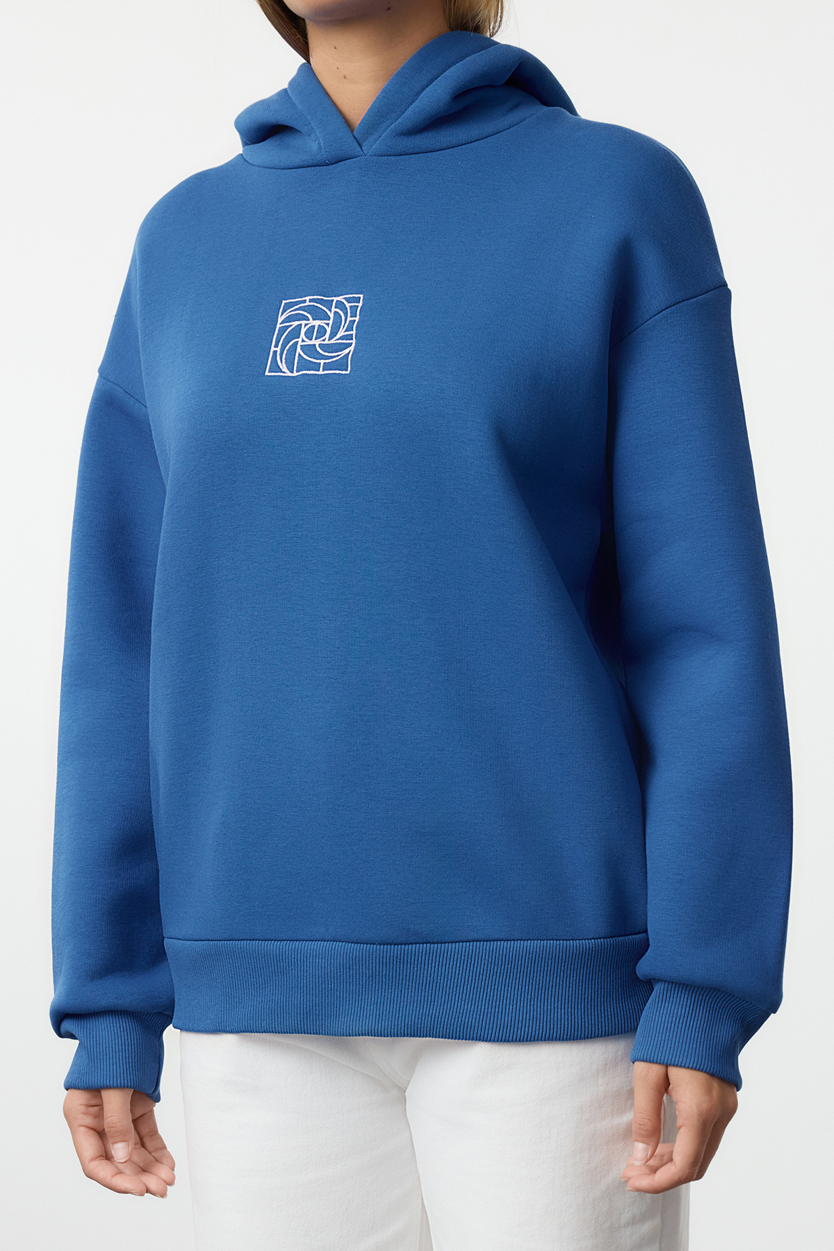 Trendyolmilla  Saks Oversize/Geniş Kalıp Nakışlı Kalın İçi Polarlı Örme Sweatshirt TWOAW25SW00070 - Görsel 4