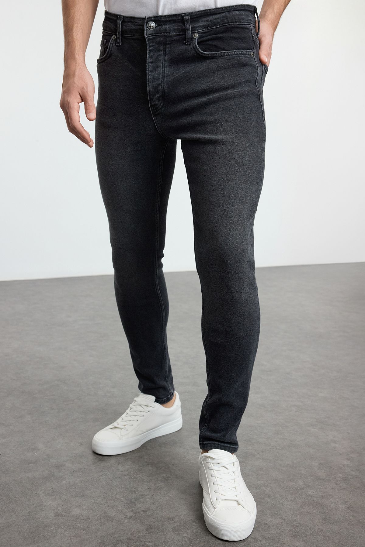 Trendyol Collection Czarne Obcisłe Elastyczne Jeansy - Krótkie Jeansy Tmnaw25je00007 Mężczyzna - 31