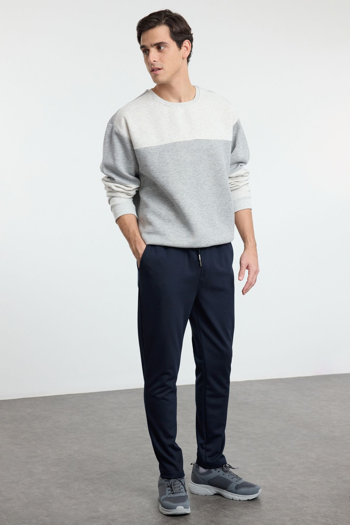 Trendyol Collection-Pantaloni de jogger cu textura albastru bleumarin deschis - Talie cu șireturi TMNSS24PL00027 4