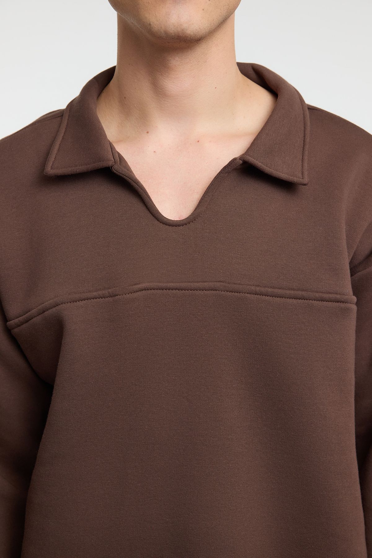 Edit by Trendyol-Dunkelbraunes, übergroßes/breit geschnittenes Paar-Sweatshirt mit Polokragen und Fleece-Innenseite TMNAW25SW00021 4