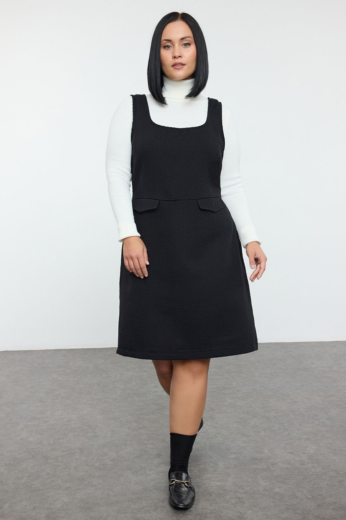 Trendyol Curve Plus Size Czarna Tweedowa Teksturowana Sukienka Mini Z Ramiączkami I Kieszenią Kamizelki Tbbaw25ah00096 Kobieta - 44