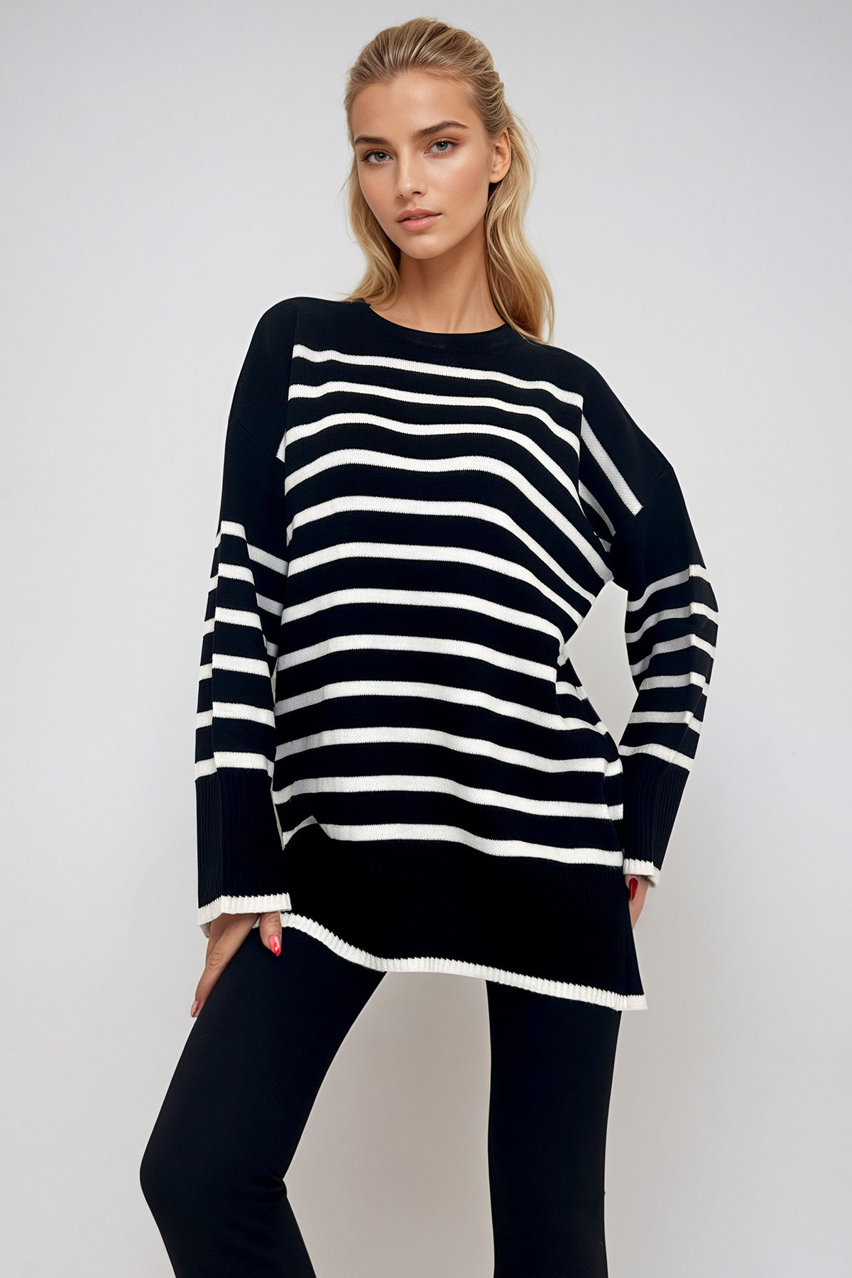 Trend Alaçatı Stili  Kadın Siyah Bisiklet Yaka Çizgili Yanı Yırtmaçlı Oversize Triko Kazak ALC-X9338 - Görsel 3