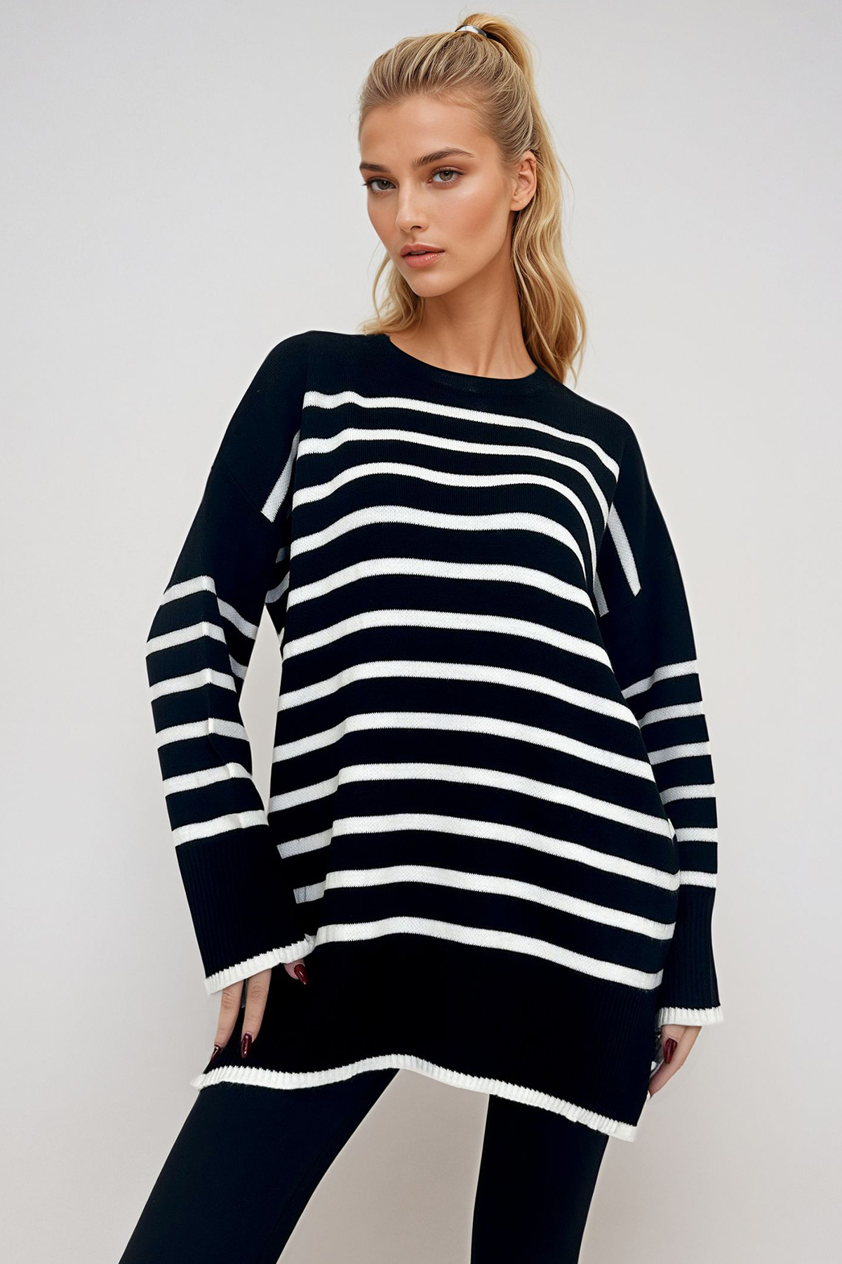 Trend Alaçatı Stili  Kadın Siyah Bisiklet Yaka Çizgili Yanı Yırtmaçlı Oversize Triko Kazak ALC-X9338 - Görsel 4