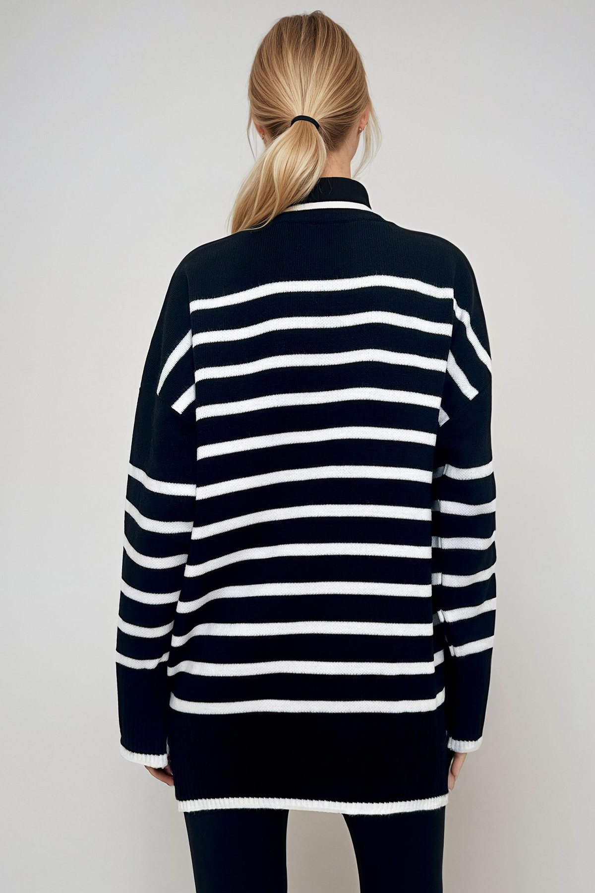 Trend Alaçatı Stili  Kadın Siyah Bisiklet Yaka Çizgili Yanı Yırtmaçlı Oversize Triko Kazak ALC-X9338 - Görsel 5