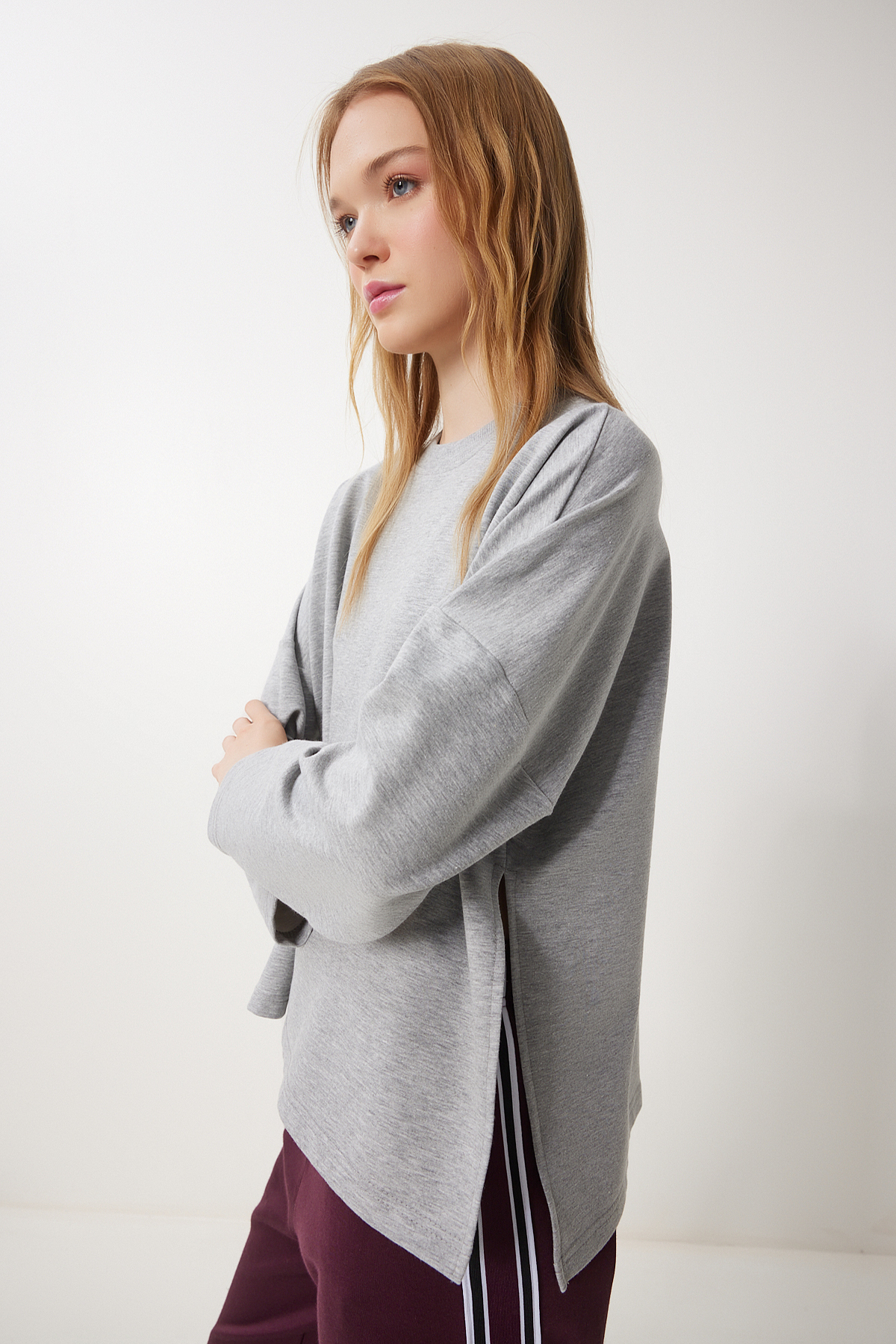 Happiness İstanbul  Kadın Gri Melanj Yandan Yırtmaçlı Oversize Örme Sweatshirt UL00050 - Görsel 3