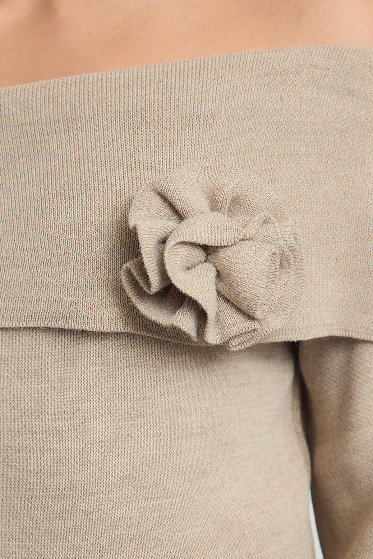 Trendyolmilla  Vizon Gül Detaylı Carmen Yaka Triko Kazak TWOAW25KZ00373 - Görsel 4