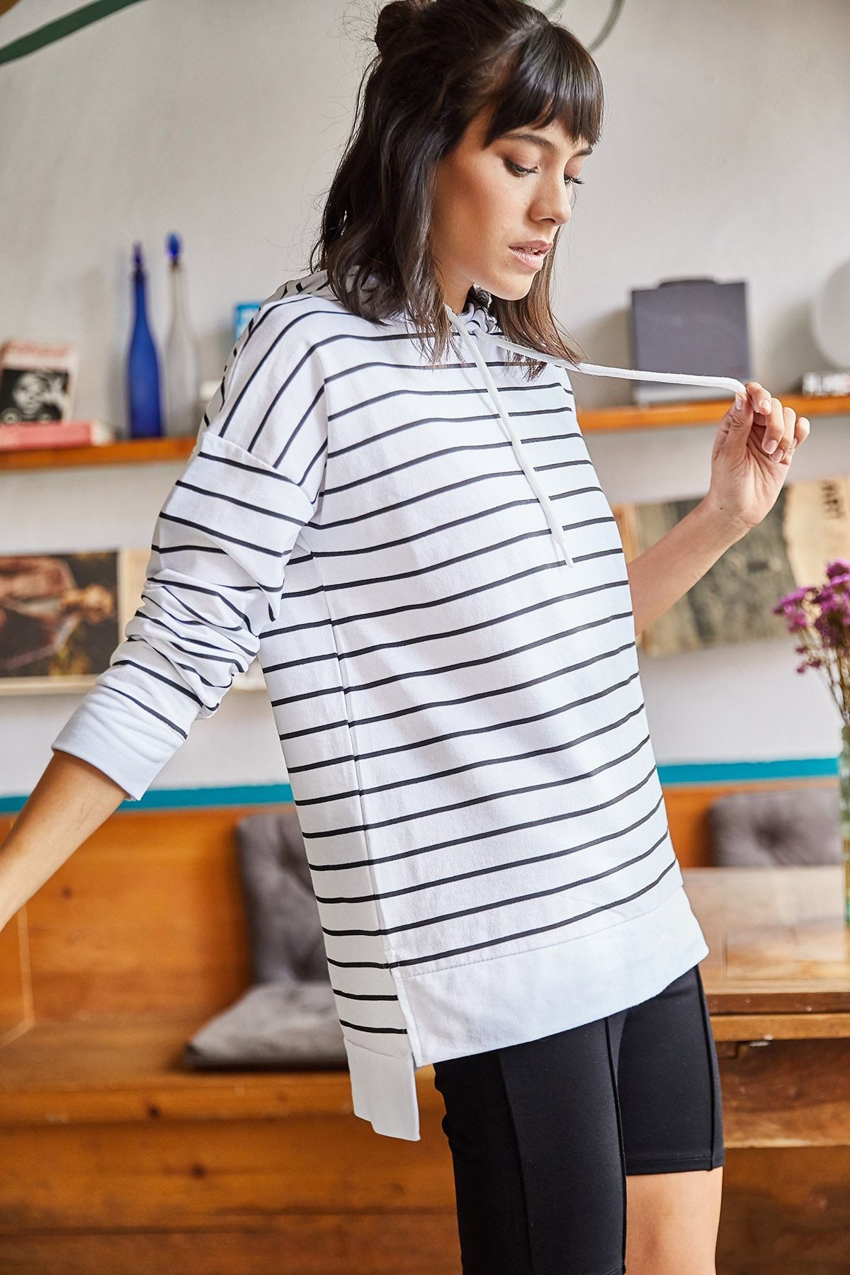 Olalook-Weißes Damen-Sweatshirt mit Kapuze, Streifen und Seitenschlitz SWT-19000410 3