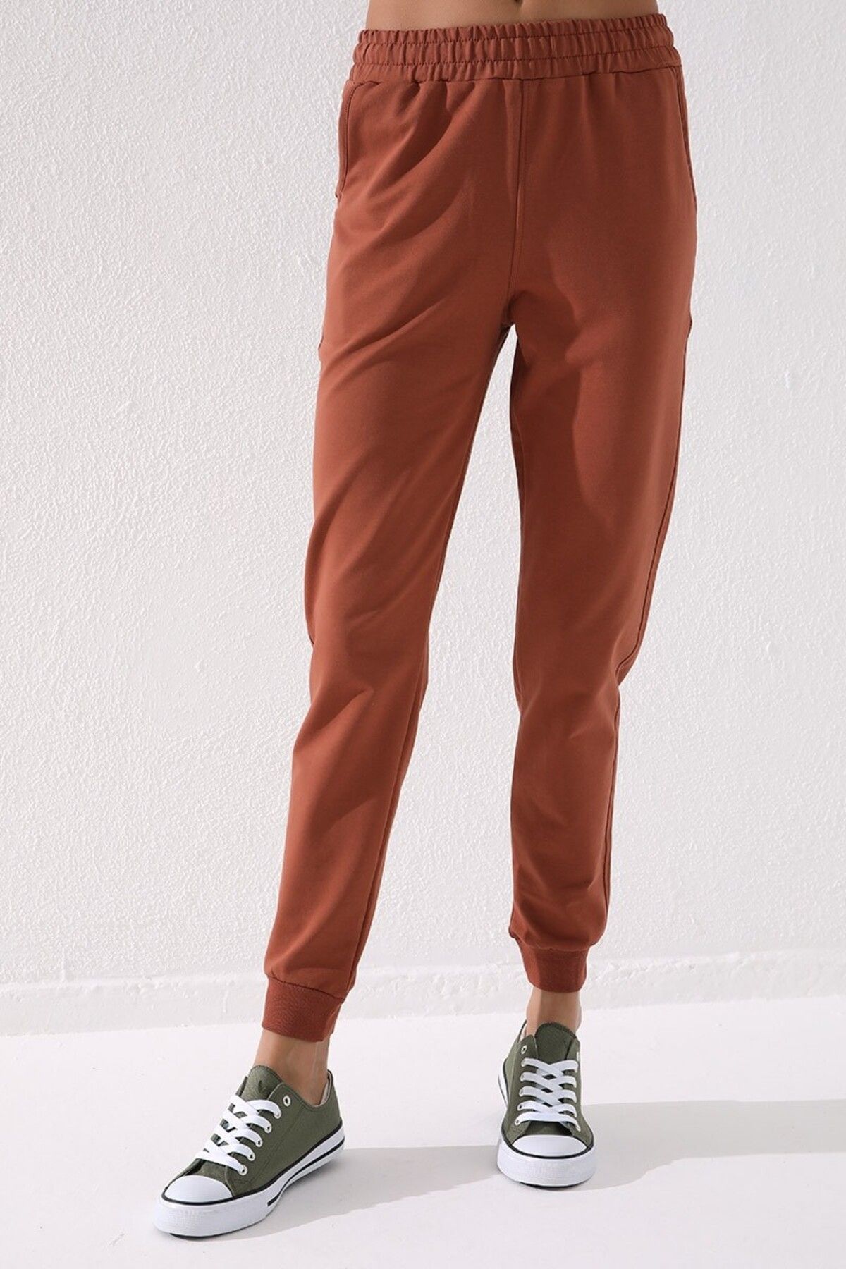 TOMMY LIFE-Dámská tepláková souprava Cinnamon High Waist Jogger Pohodlná forma s manžetou - 94561 2