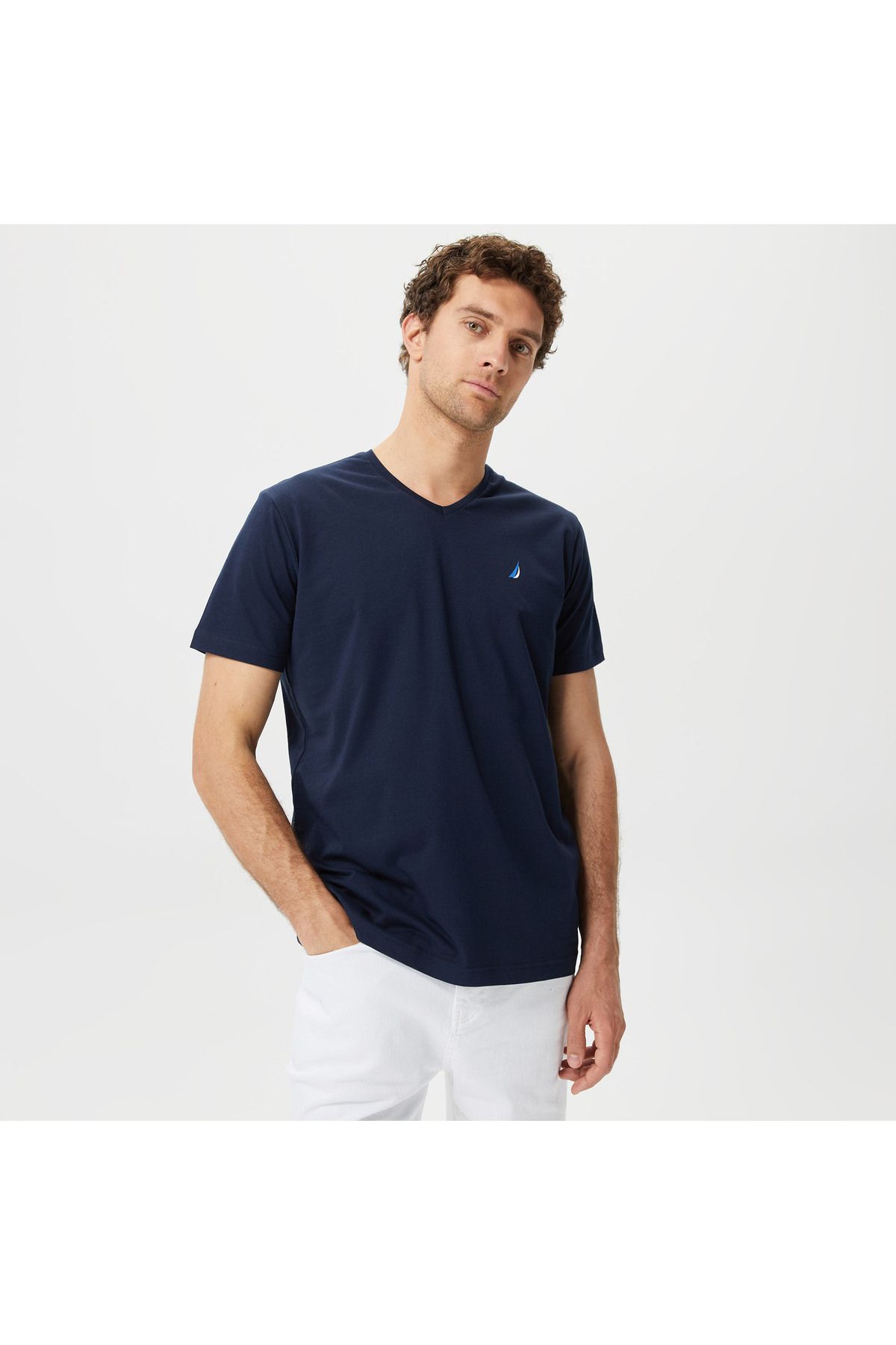 Nautica-تي شيرت رجالي باللون الأزرق الداكن ذو رقبة على شكل حرف V 1