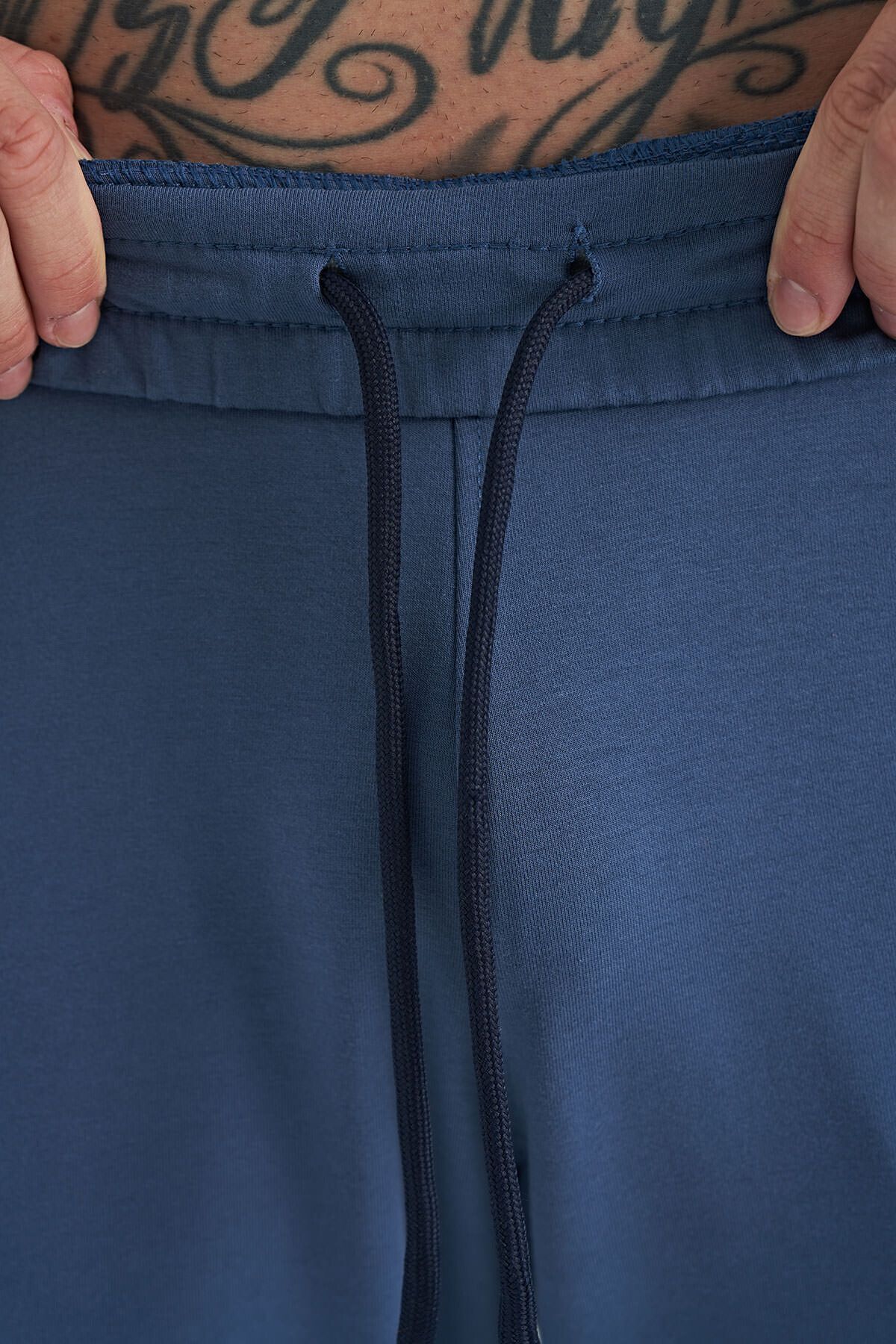 TOMMY LIFE-Pantaloni de sport Jogger pentru bărbați - Potrivire standard, culoare petrol, cu buzunare cu fermoar și detaliu de țevi - 84968 7