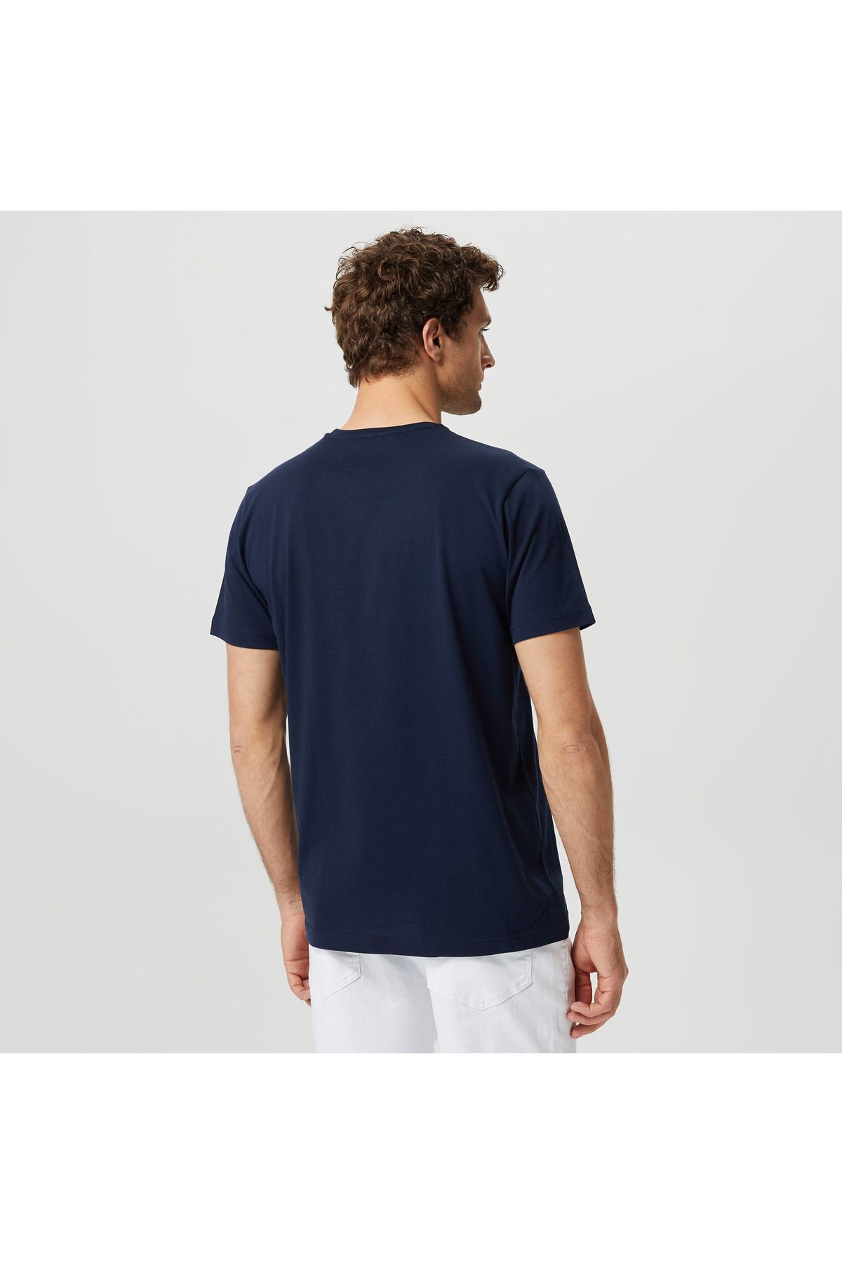 Nautica-تي شيرت رجالي باللون الأزرق الداكن ذو رقبة على شكل حرف V 2