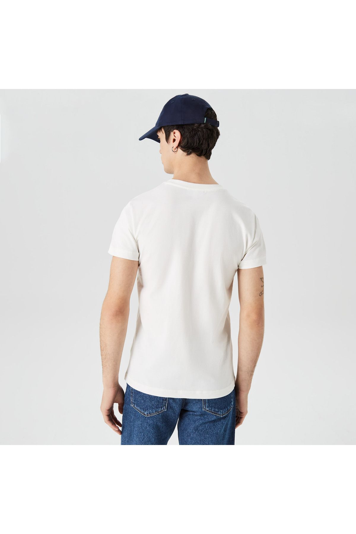 تی شرت سفید مردانه یقه دوچرخه باریک طرح دار Lacoste
