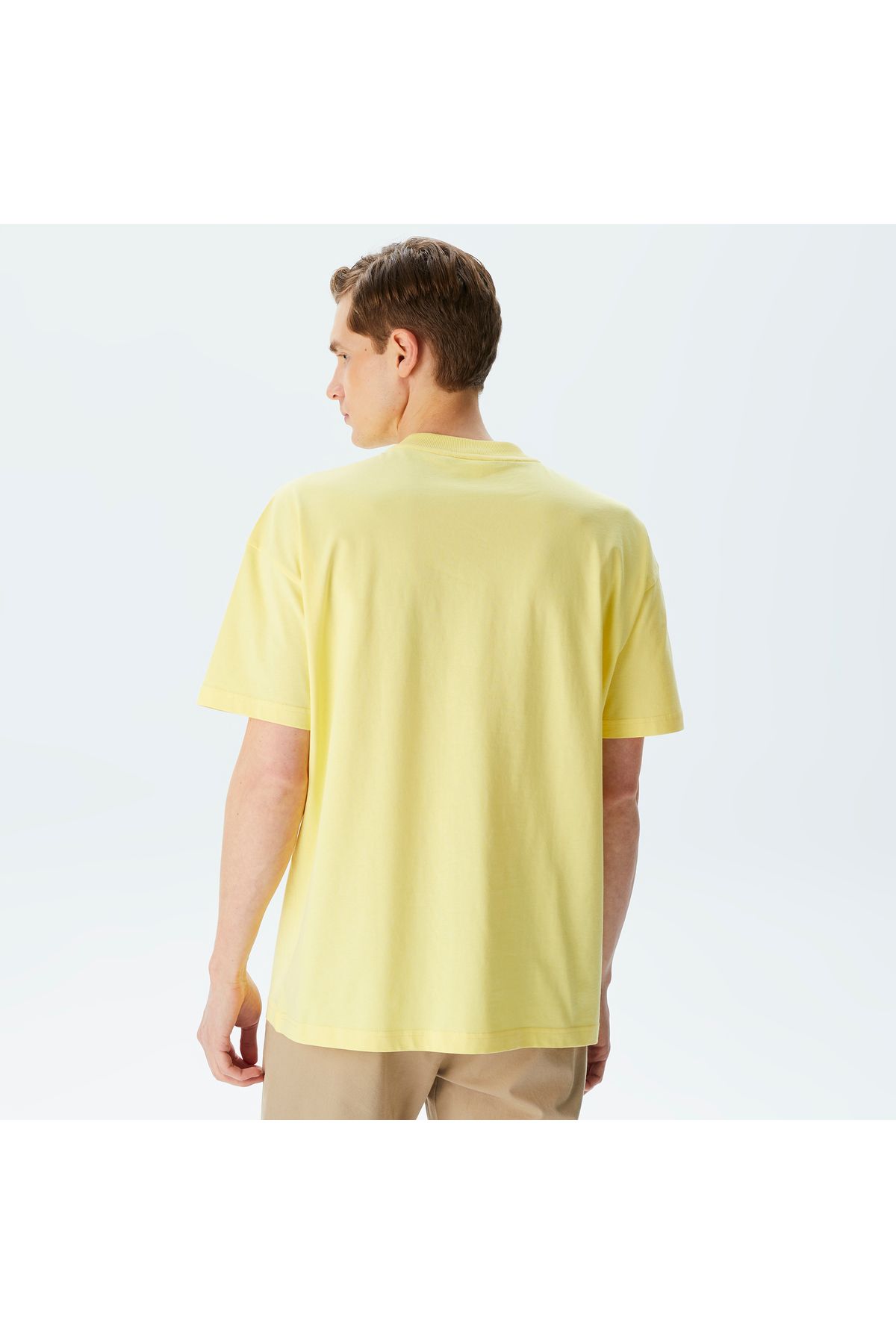 تی شرت زرد مردانه یقه دوچرخه مناسب پیراهن طرح دار Lacoste