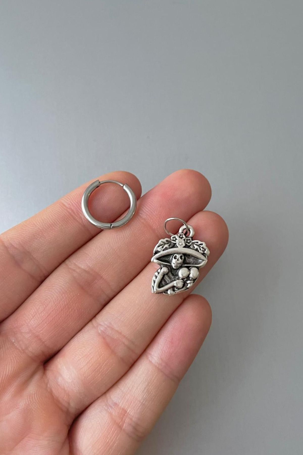 Jaida Moda-Unisex Silver Christmas Witch Figured Steel Hoop Earrings 3