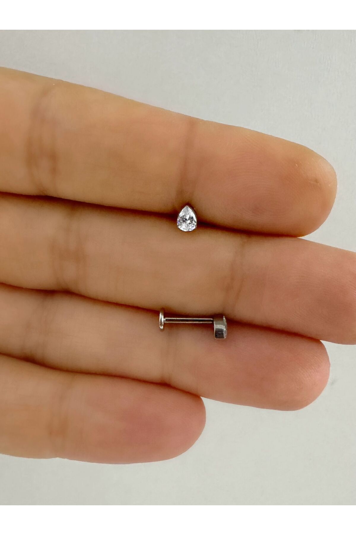 Arescollection-G23 Titanium Drop Zircon Stone Tragus Helix Conch Lobe Compatible Piercing 1
