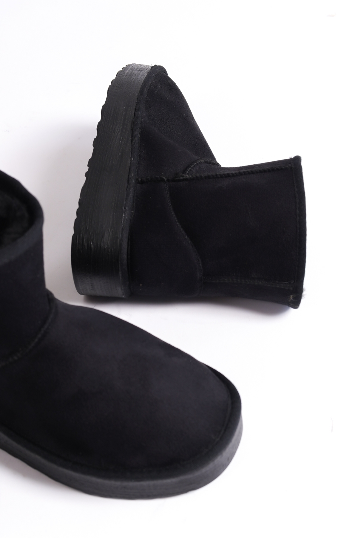 Capone Outfitters-Mittelgroße Damenstiefel aus Fell mit dicker Sohle und runder Zehenpartie 5