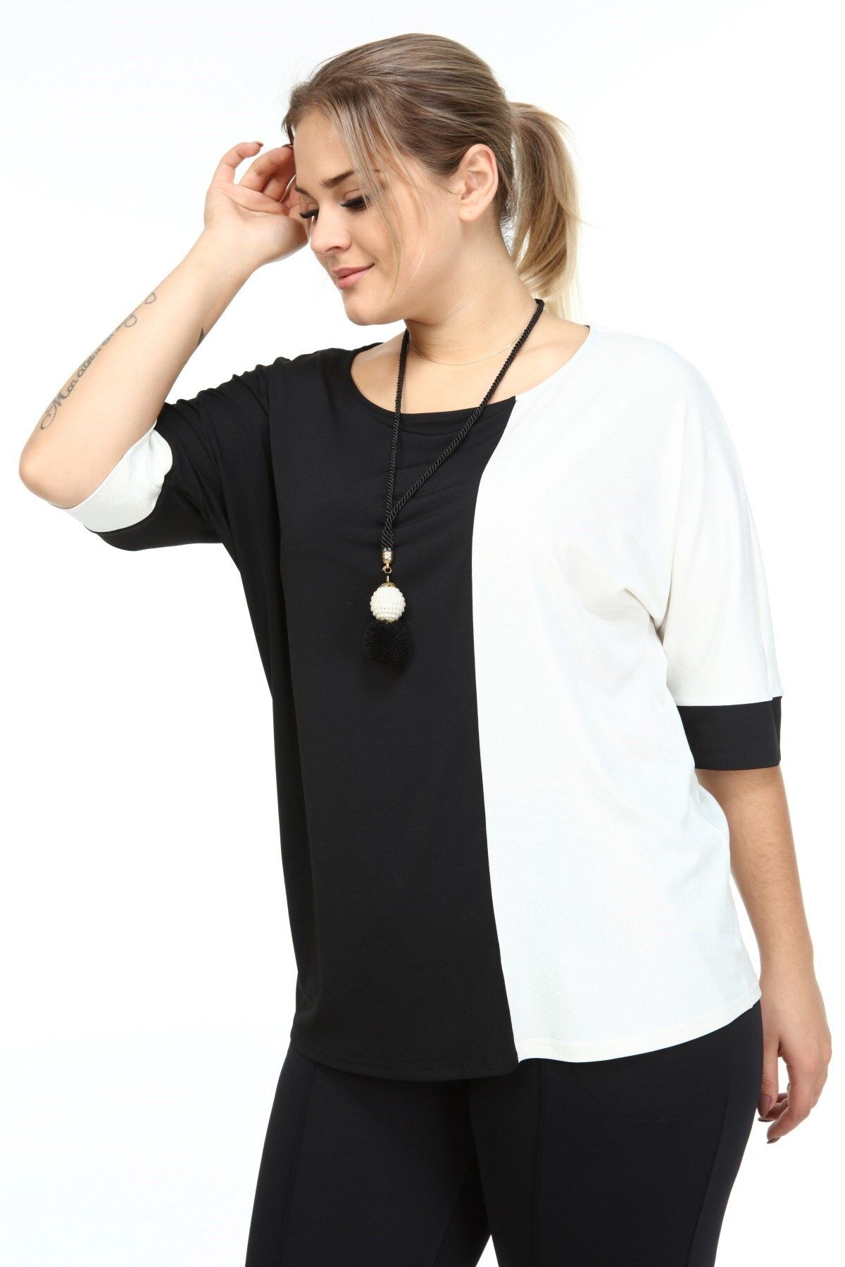 Zer Otantik-Bluză Plus Size cu pandantiv în două culori negru-ecru 1