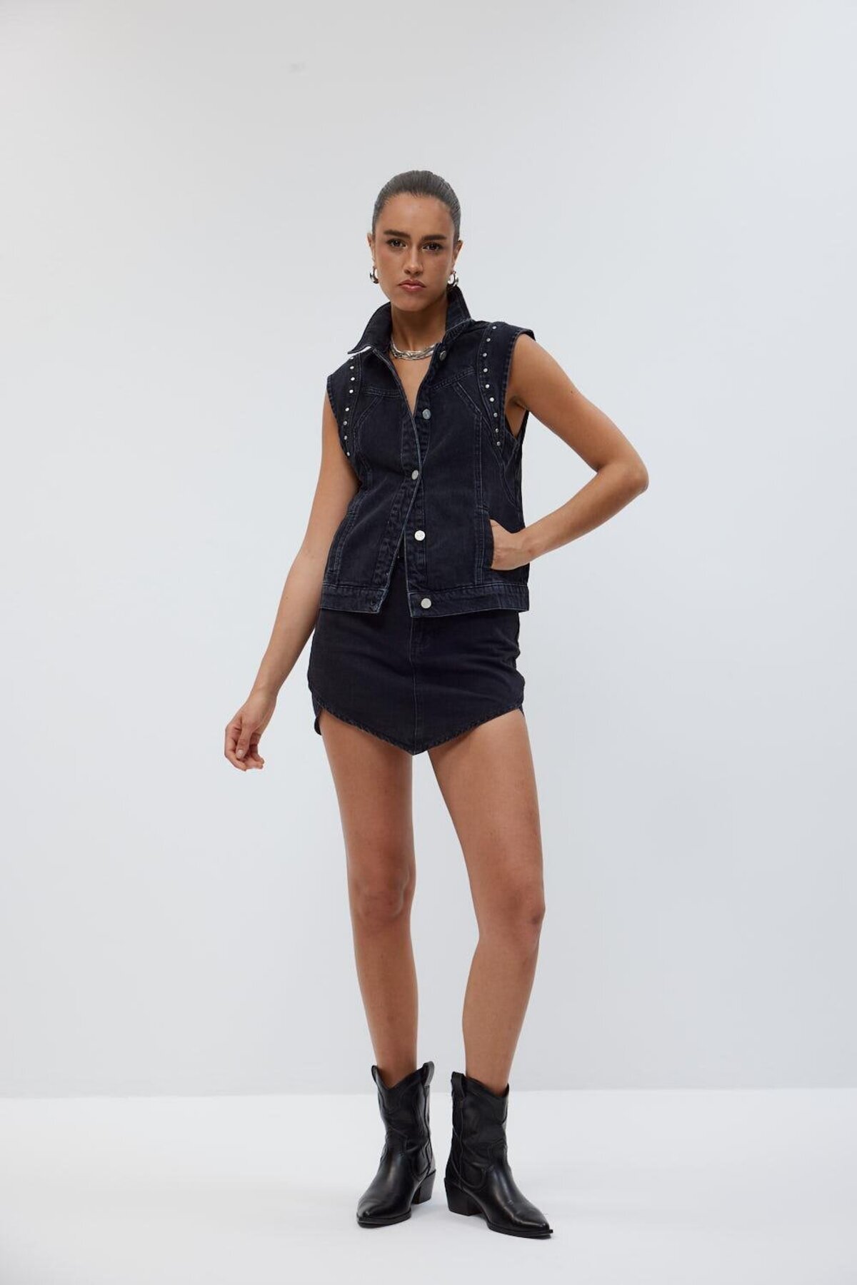 Tuba Butik-Buttoned Black Women's Jeans Vest with Staple Detail 1