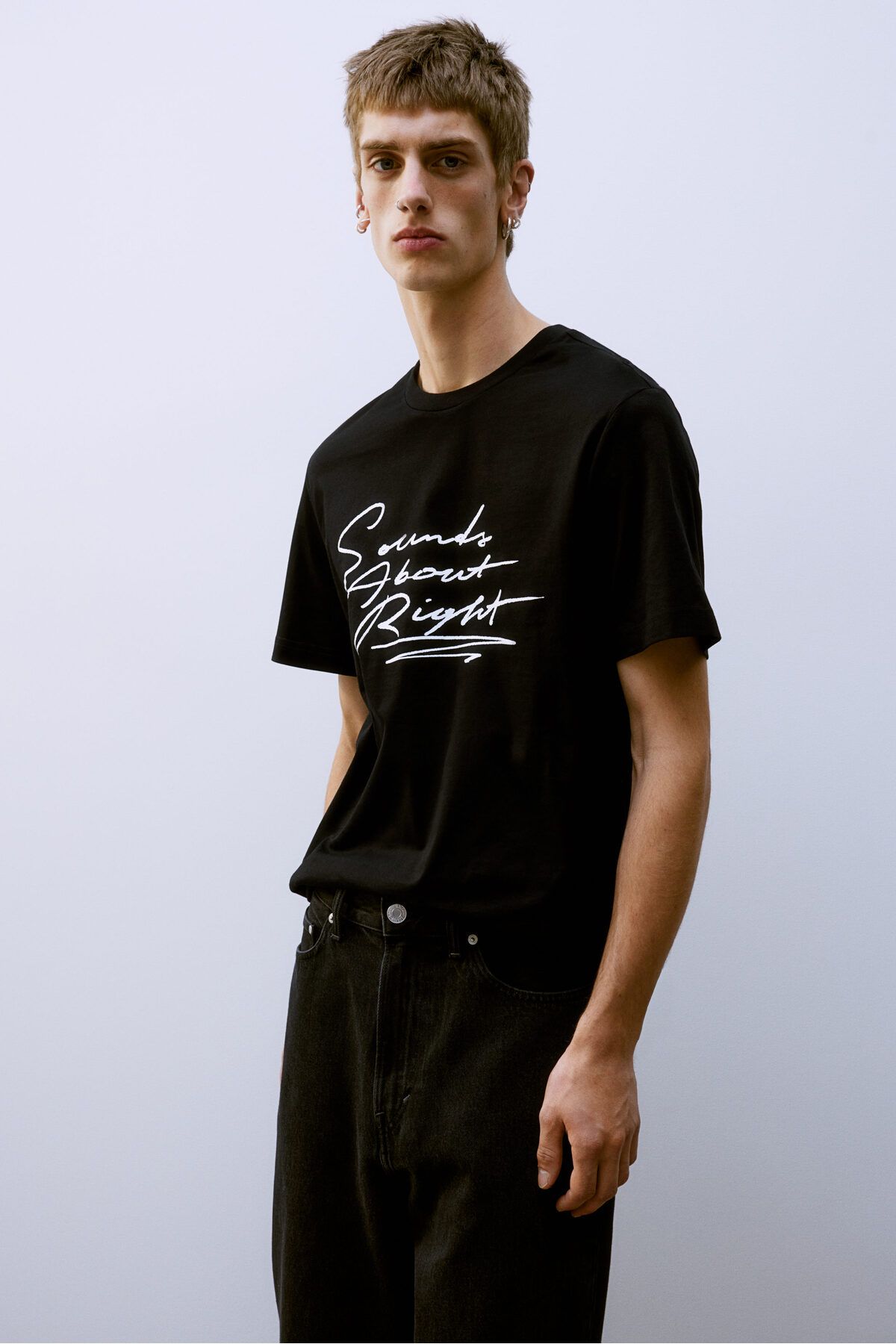 تی شرت مشکی مردانه تناسب منظم طرح دار T H M H&M