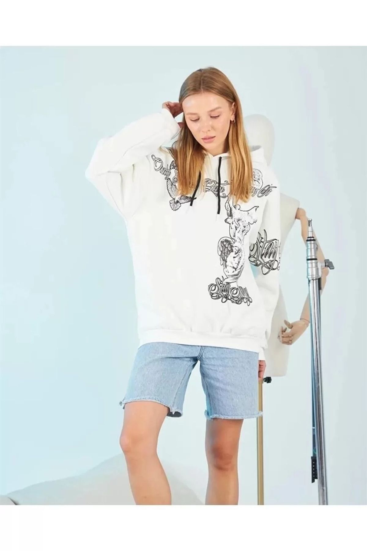 SA Alişveriş Dünyam Kadın Kapüşonlu Strong Heykel Baskılı Sweatshirt - Beyaz