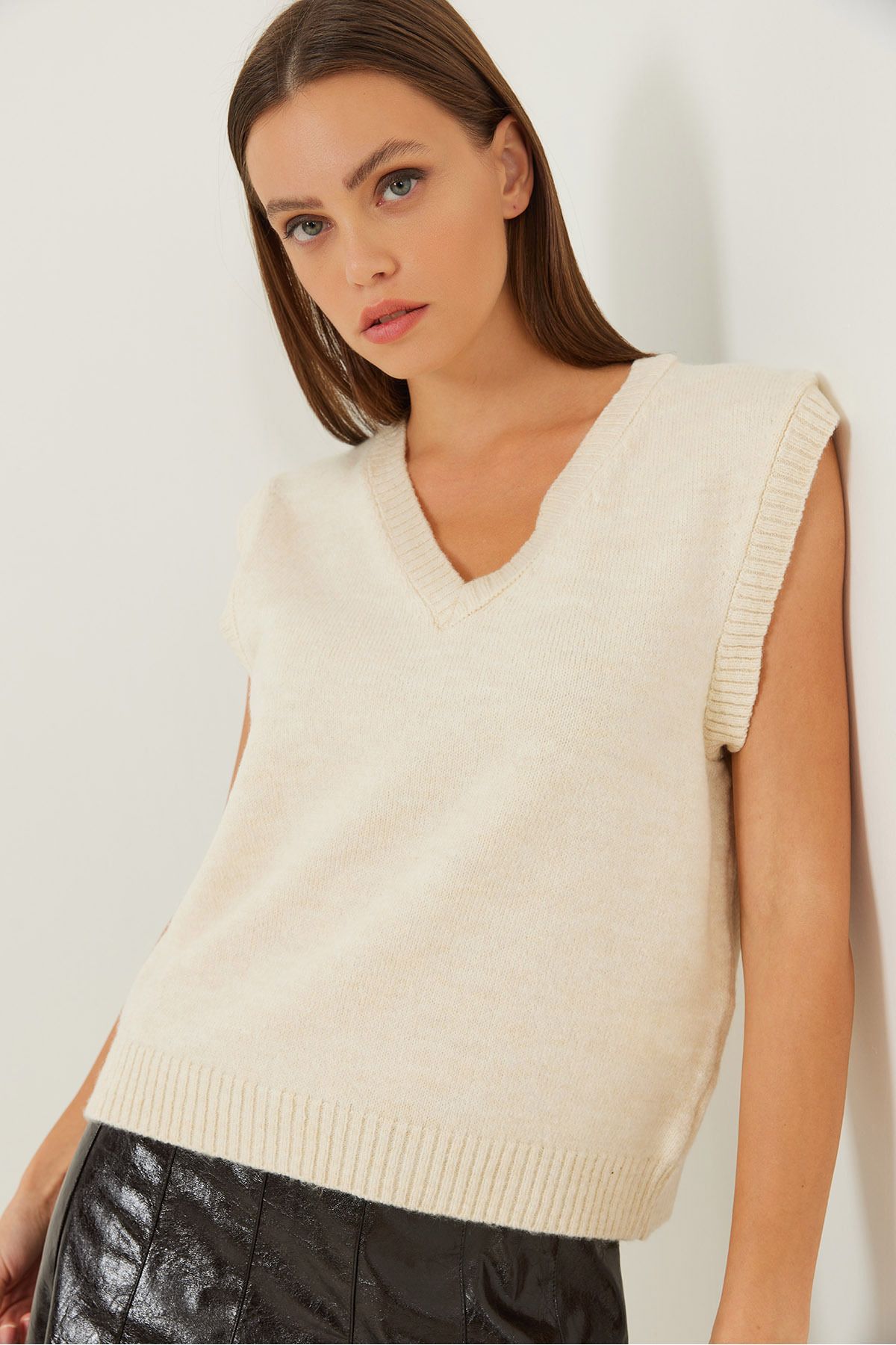 Bianco Lucci-Women's V-Neck Knitwear Sweater 20246252 1