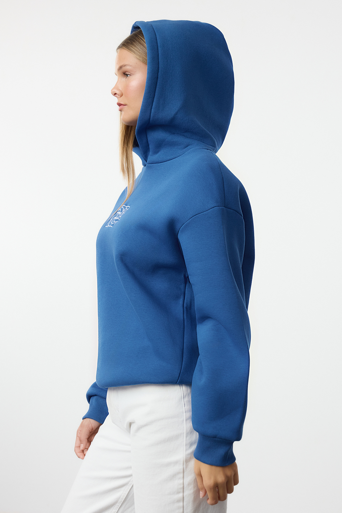 Trendyolmilla  Saks Oversize/Geniş Kalıp Nakışlı Kalın İçi Polarlı Örme Sweatshirt TWOAW25SW00070 - Görsel 2