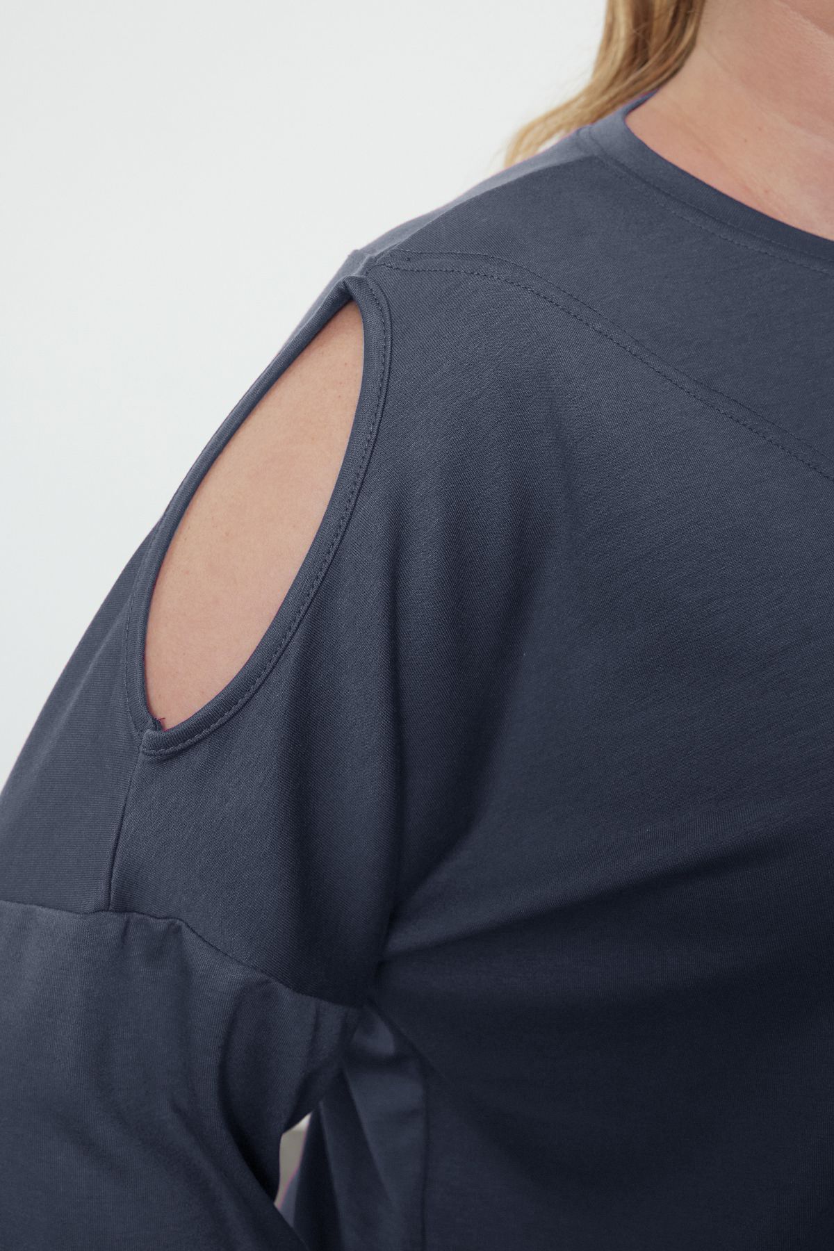 Trendyol Curve-Grey Cut Out and Stitching Detail Regular Fit Thin Soft Texture Plus Size Sweatshirt Tbbaw25Ao00003 4