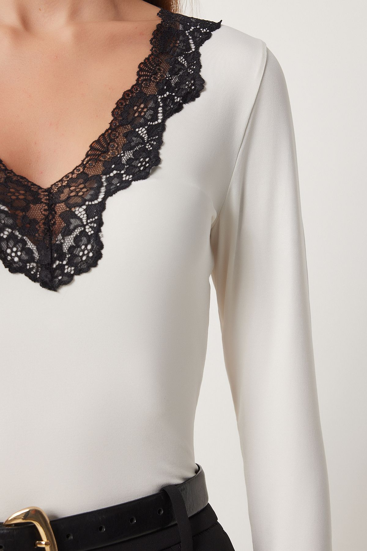 Happiness İstanbul-Ecrufarbener Damen-Body mit V-Ausschnitt und Spitze, gestrickt, mit Druckknöpfen, CV00037 4