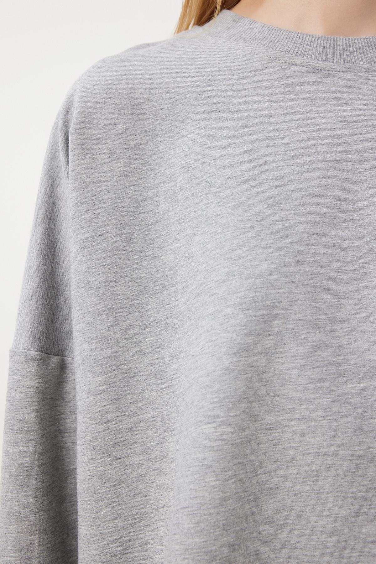 Happiness İstanbul  Kadın Gri Melanj Yandan Yırtmaçlı Oversize Örme Sweatshirt UL00050 - Görsel 4