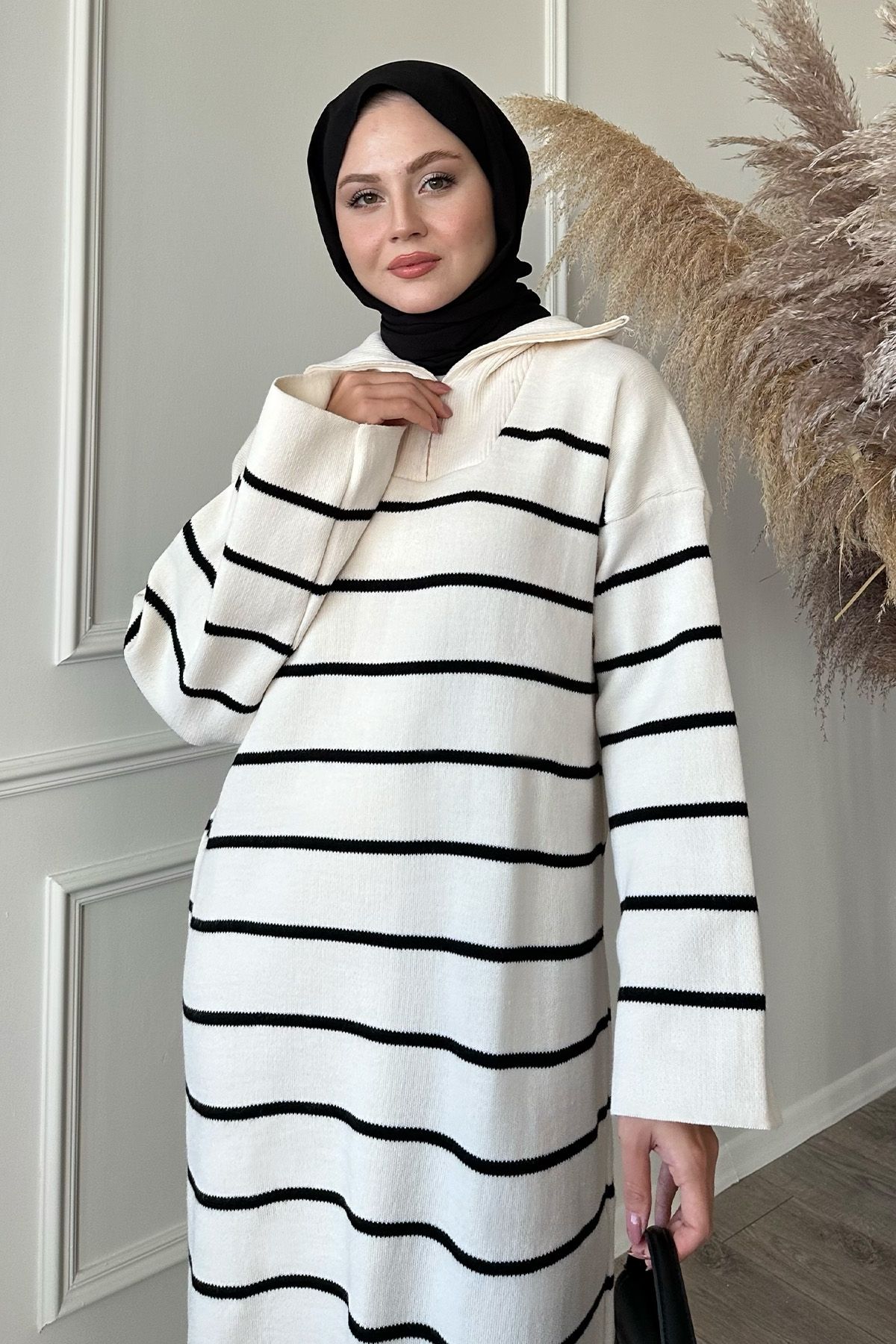 InStyle-Dünn gestreiftes Ecru-Strickkleid mit Reißverschluss 4