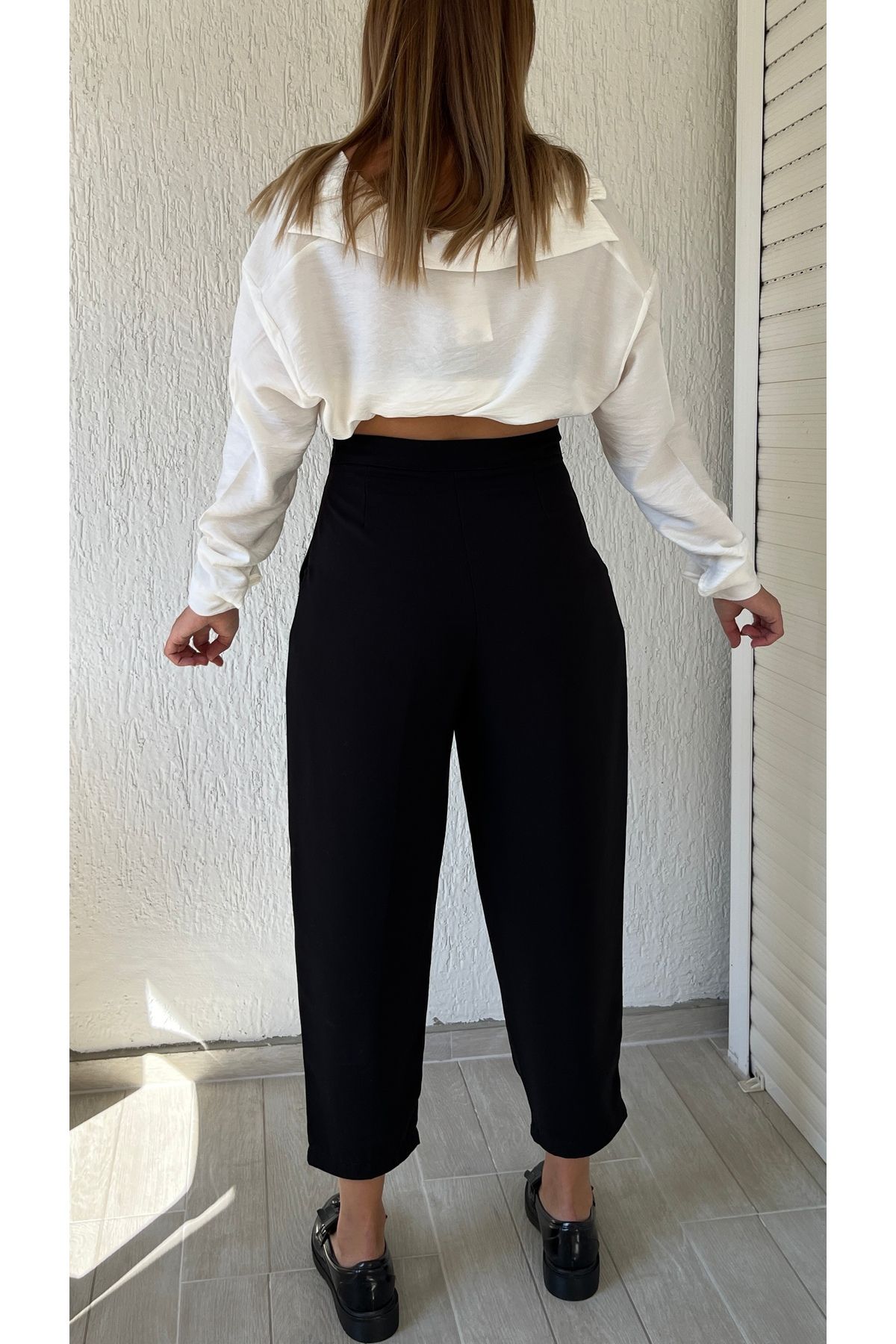 Perry-Fabric Trousers with Pleat Detail on the Front 3