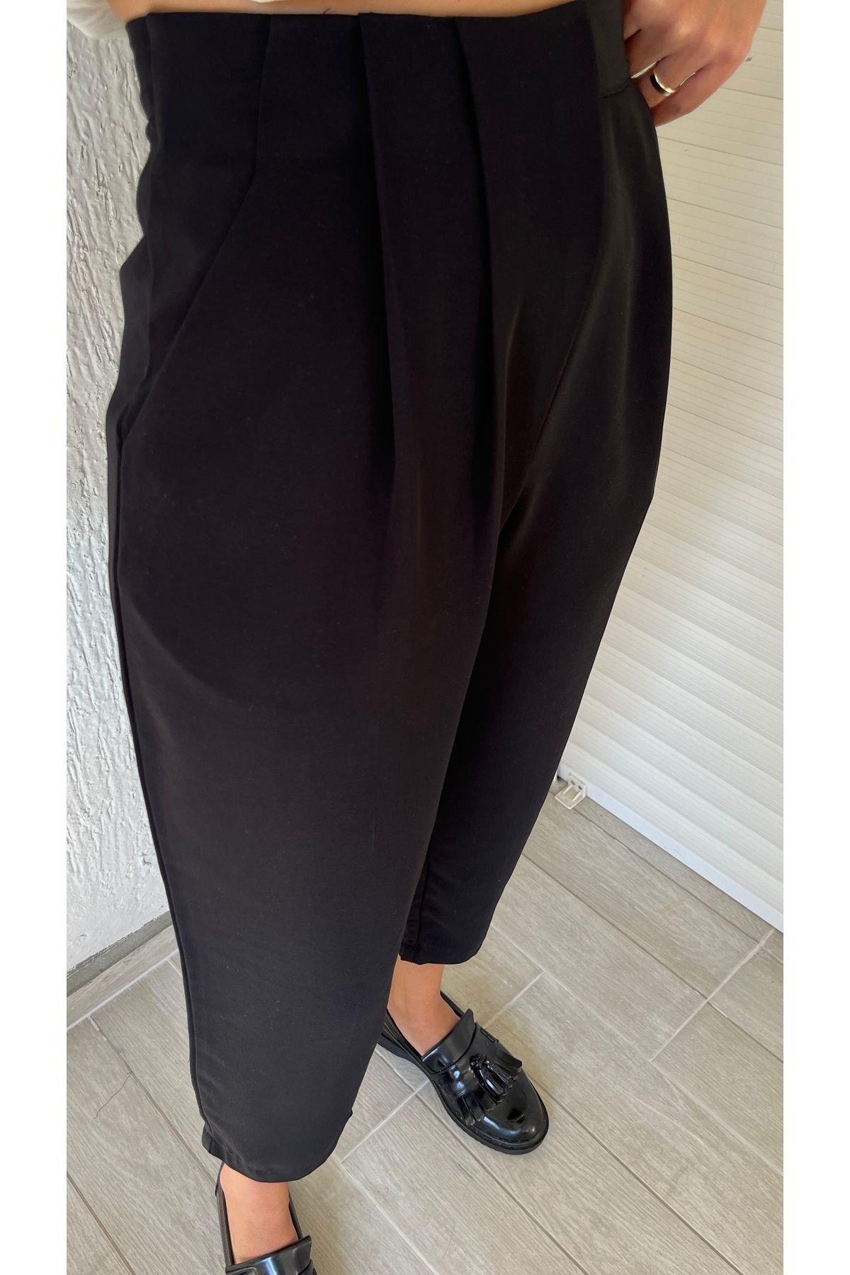 Perry-Fabric Trousers with Pleat Detail on the Front 5