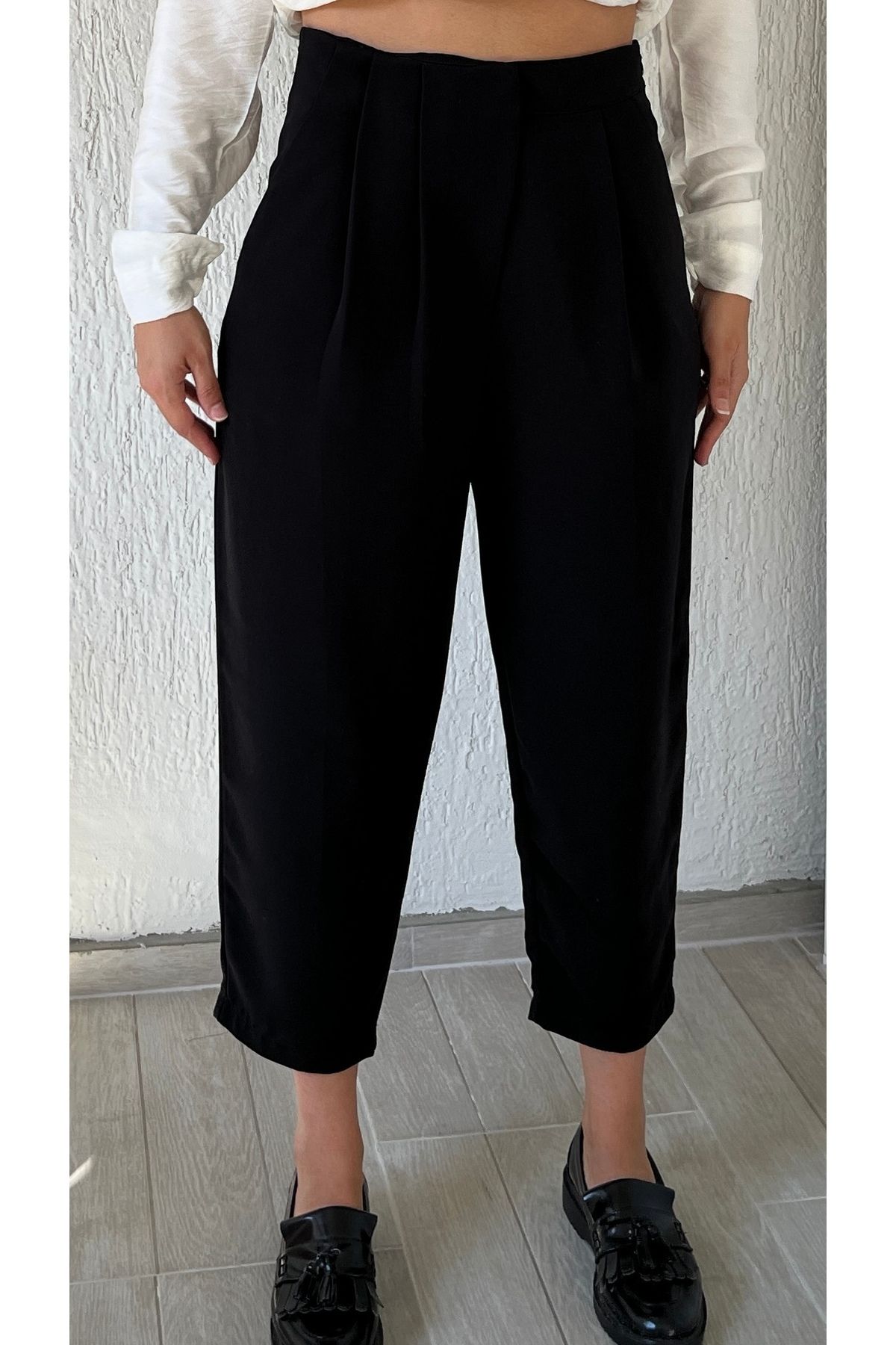 Perry-Fabric Trousers with Pleat Detail on the Front 6