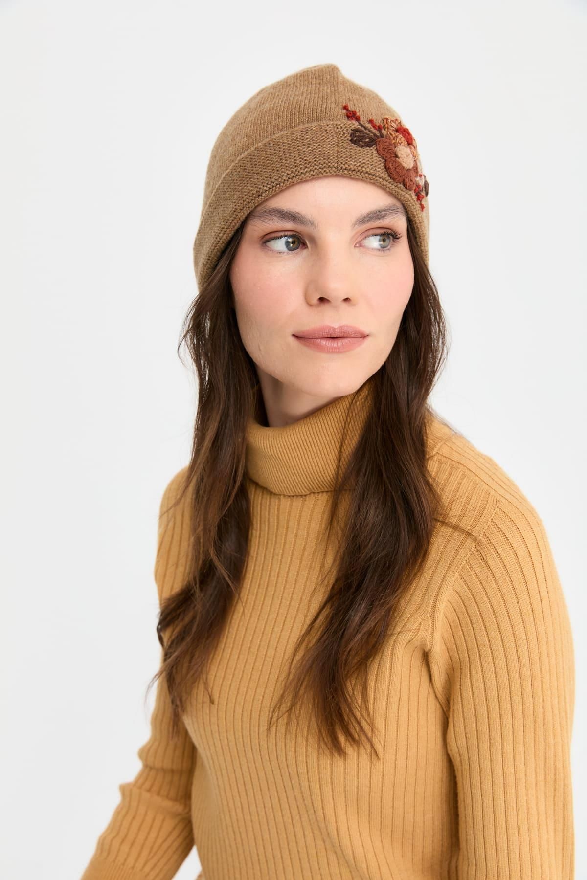 Desen Triko-V.Camel Women's Wool Beret - Daisy Flower Embroidered 5