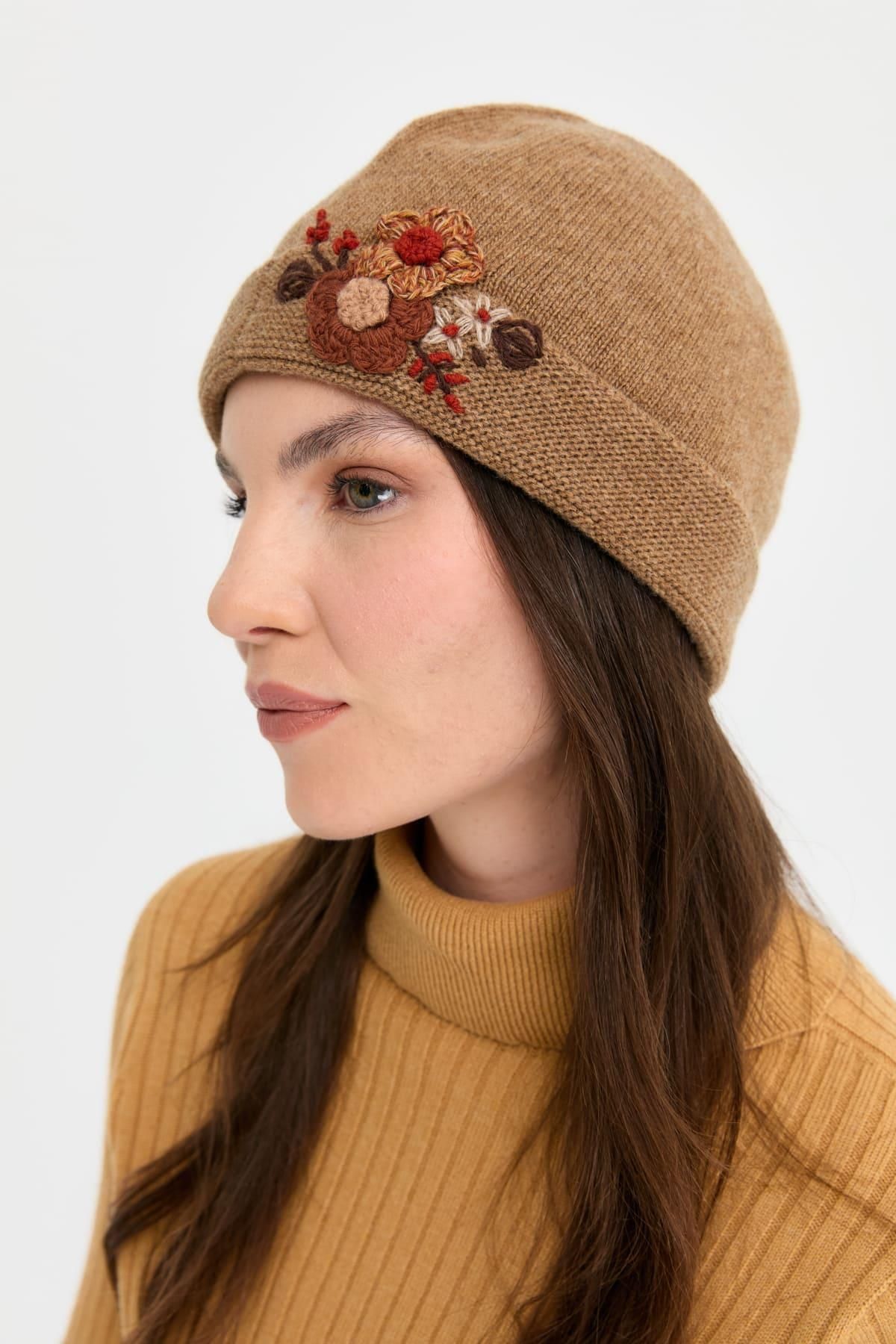 Desen Triko-V.Camel Women's Wool Beret - Daisy Flower Embroidered 6