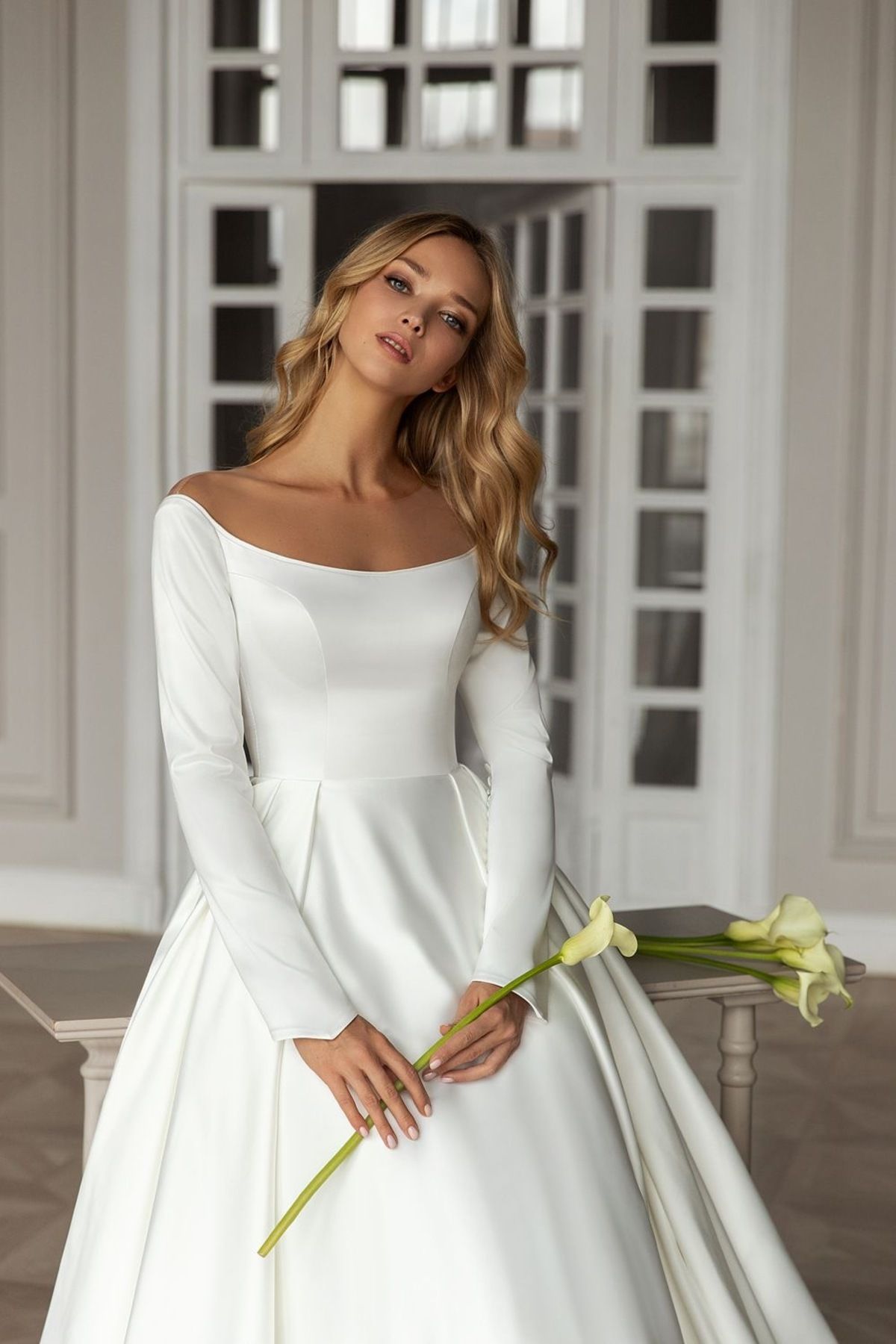 robe de mariée décolletée à épaules légères