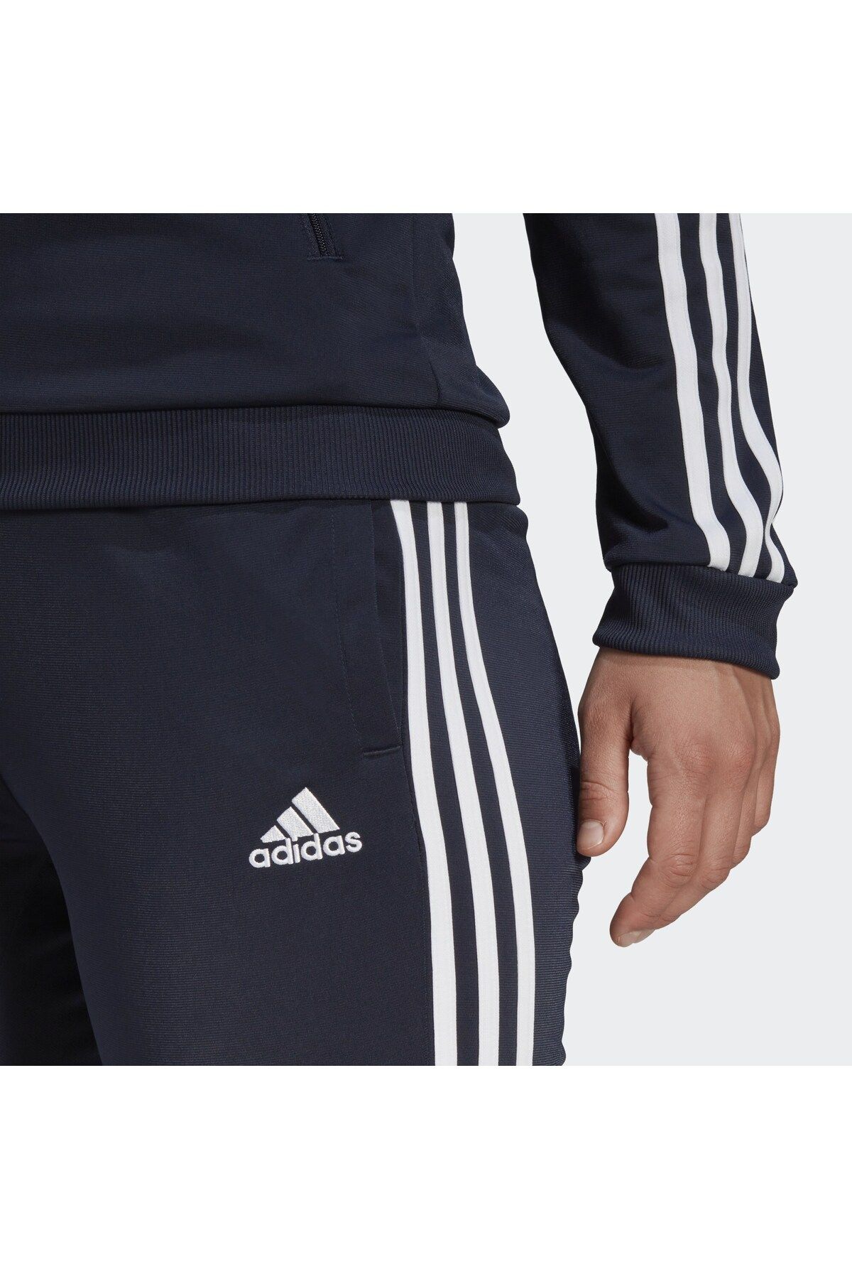 ست ورزشی آدیداس اسنشالز | طراحی کلاسیک و بی‌زمان  adidas