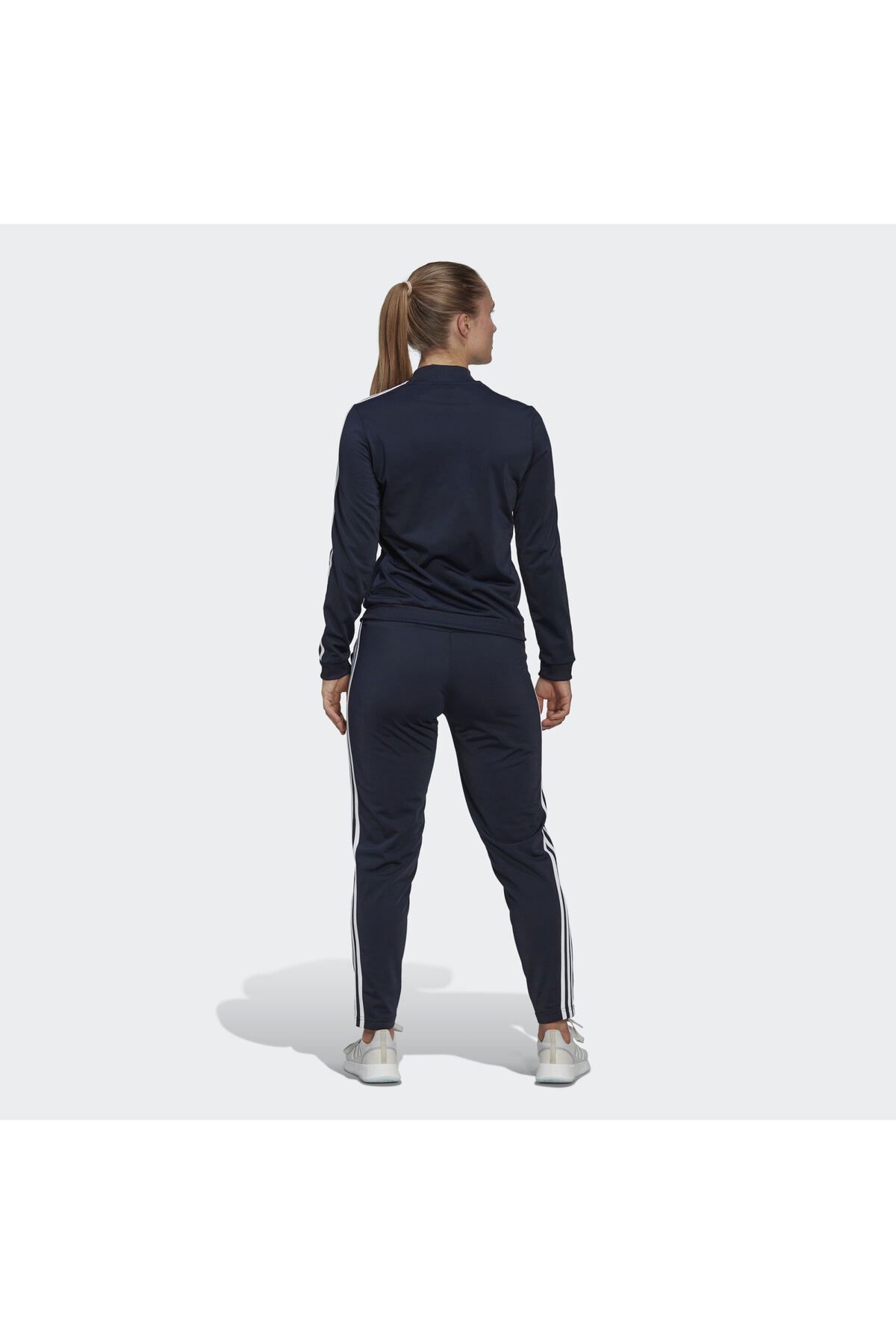 ست ورزشی آدیداس اسنشالز | طراحی کلاسیک و بی‌زمان  adidas
