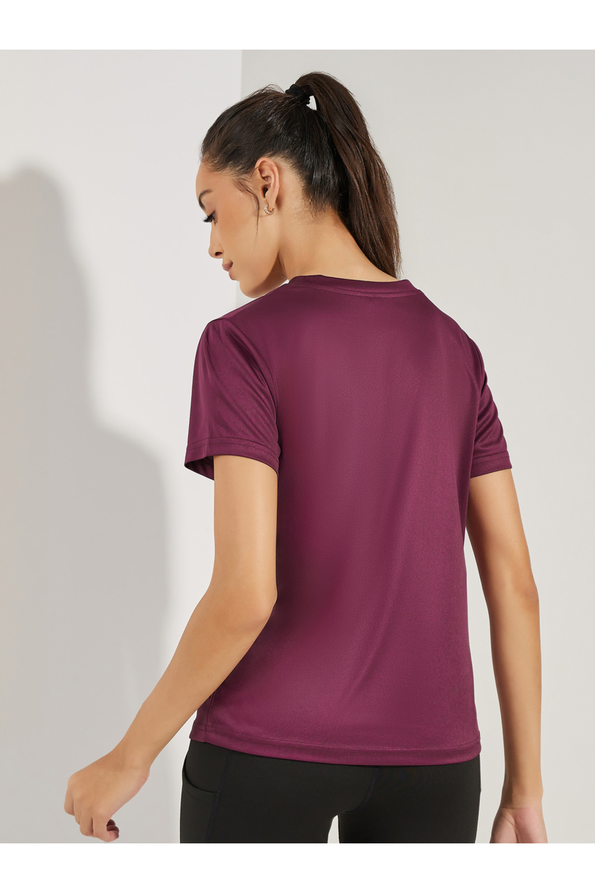 تيشيرت أساسي بأكمام قصيرة مزين بشعار