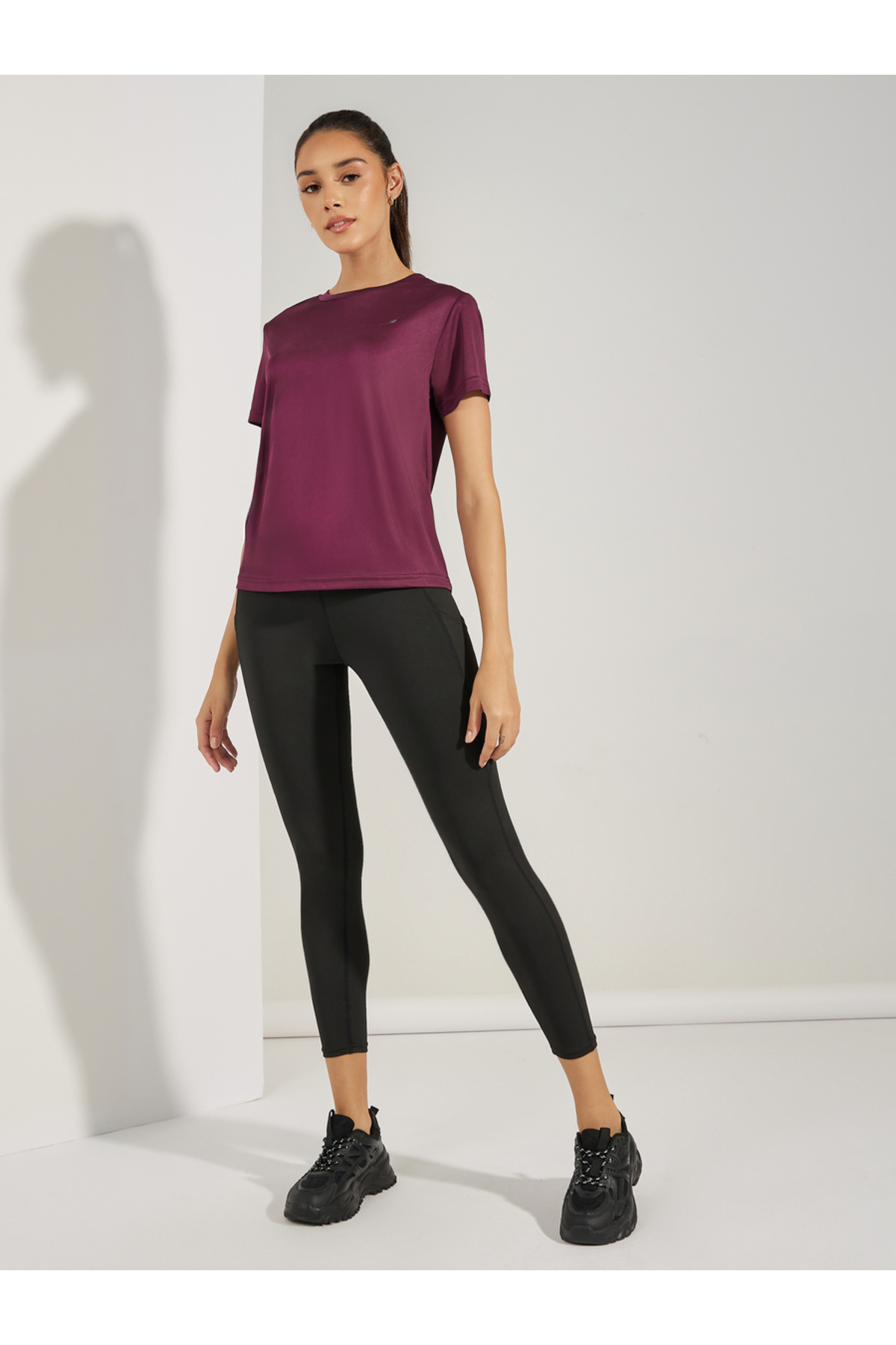 تيشيرت أساسي بأكمام قصيرة مزين بشعار